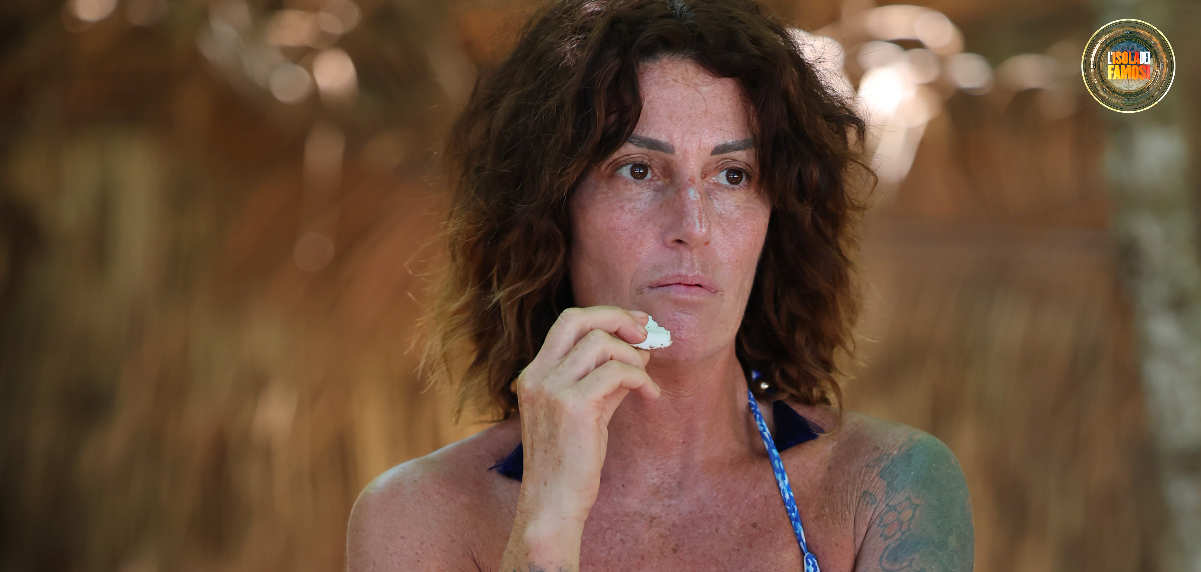 Cristina mangia il cocco.