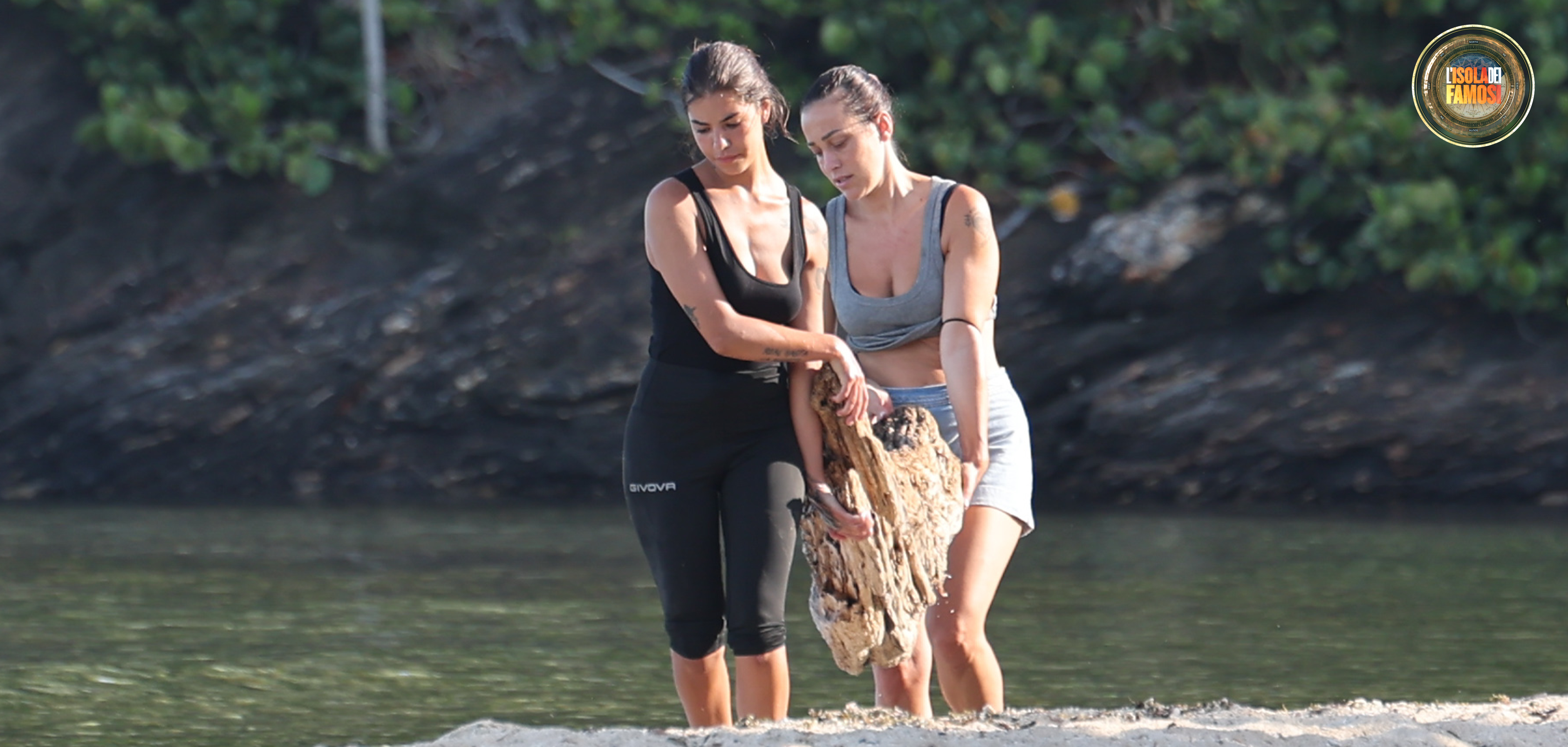 Oltre a raccogliere legna per il fuoco Teresanna e Chiara hanno intenzione di costruire una capanna.