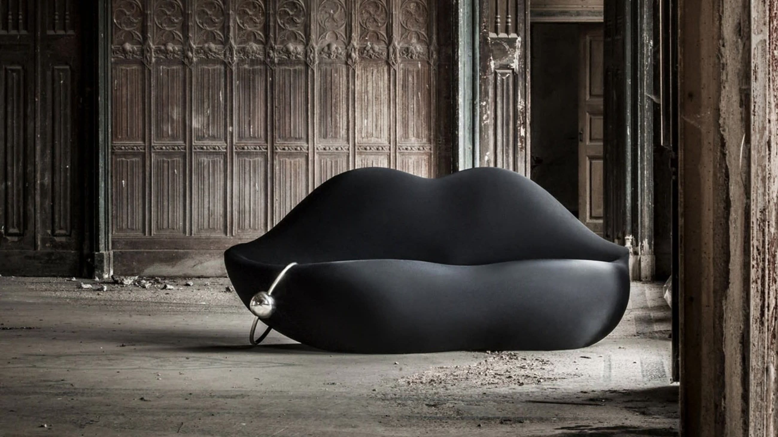 Divano Bocca di Gufram in  versione Dark Lady total black con piercing oversize. Credits: Courtesy Press Office