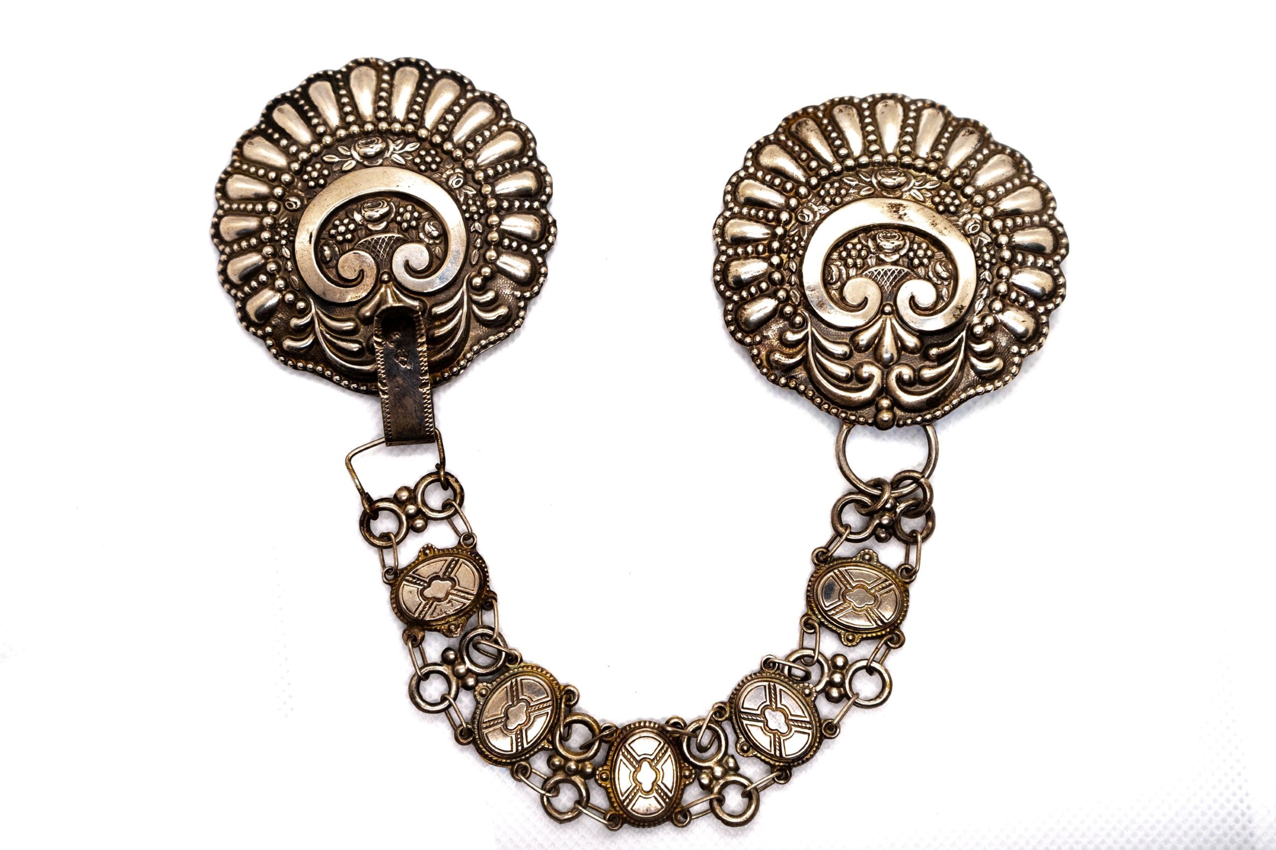 Fermaglio da Mantello. Inghilterra. 1810 ca. Argento lavorato a sbalzo - Collezione privata Demaldè, Milano