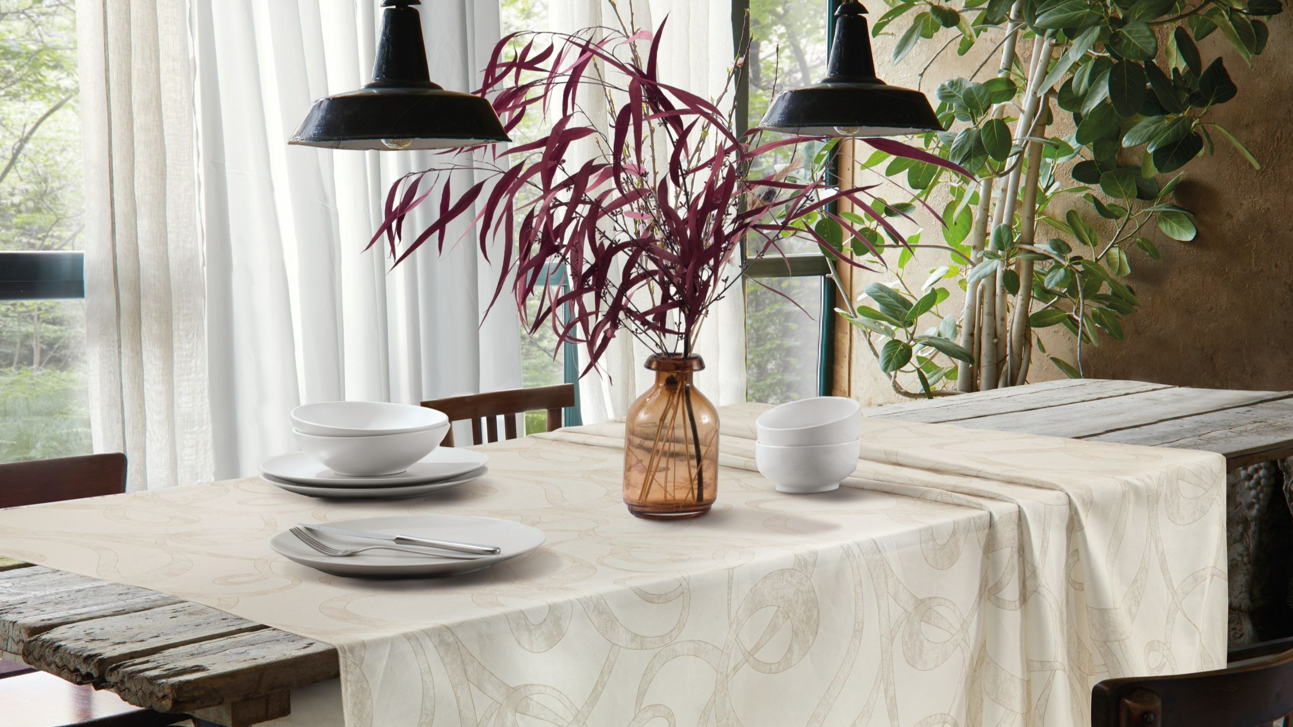 La collezione Convivio di VallesusaCASA è realizzata con tessuti pregiati come jacquard, misto lino, twill e panama di cotone, tinti in filo e stampati su raso
Courtesy VallesusaCASA