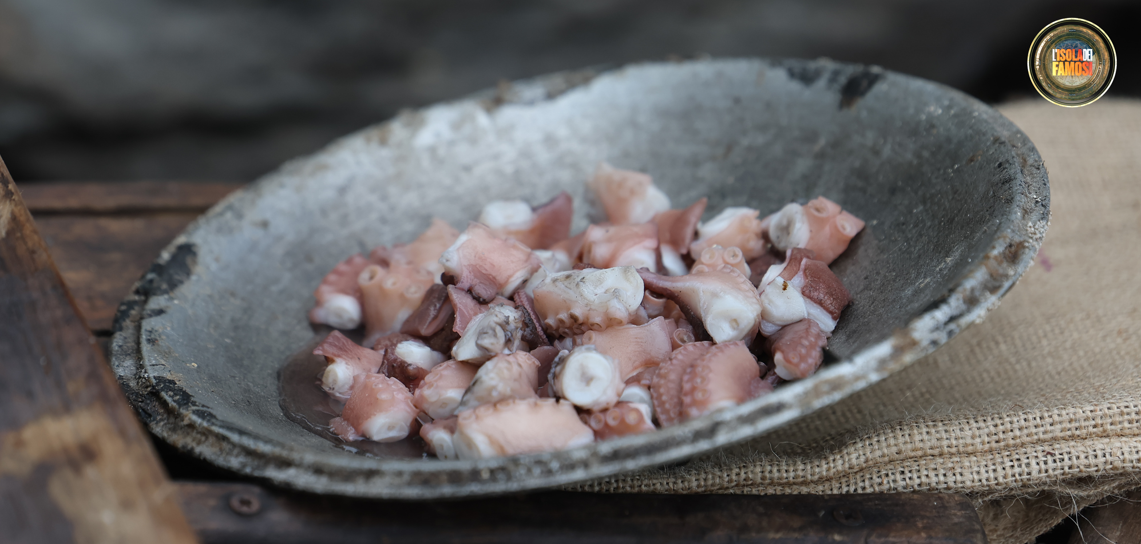 Jey ha pescato un polpo, e i compagni lo preparano subito per poterlo mangiare insieme.