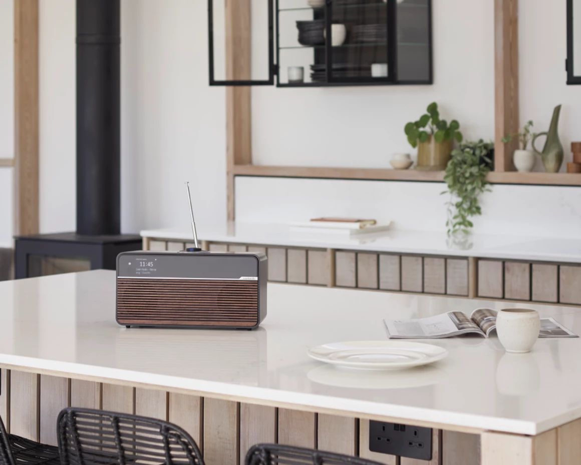 Il modello R2 Mk4, dalla laccatura Espresso con griglia Noce, della serie R2 Smart Music System; Ruark
Credits: www.ruarkaudio.com