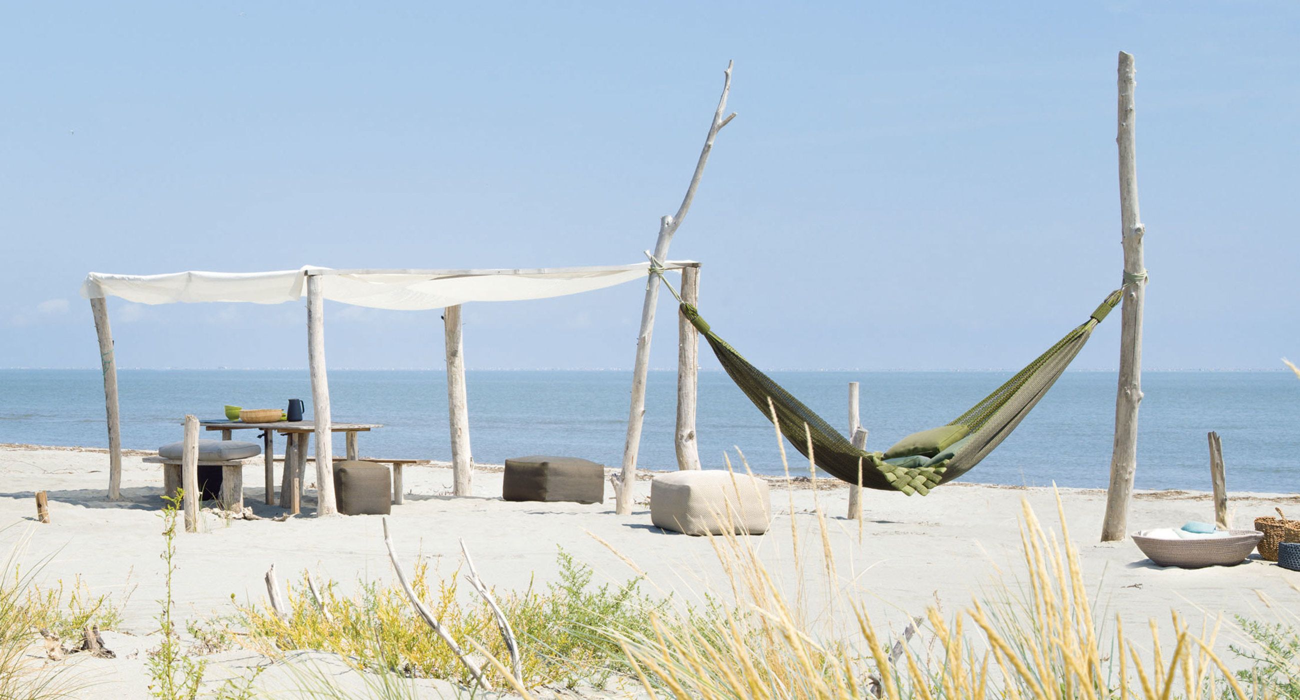 Per chi sogna il relax sotto gli alberi, Farniente di Paola Lenti – firmata Bestetti Associati – è una proposta essenziale e delicata, che si adatta con discrezione agli ambienti più raffinati.