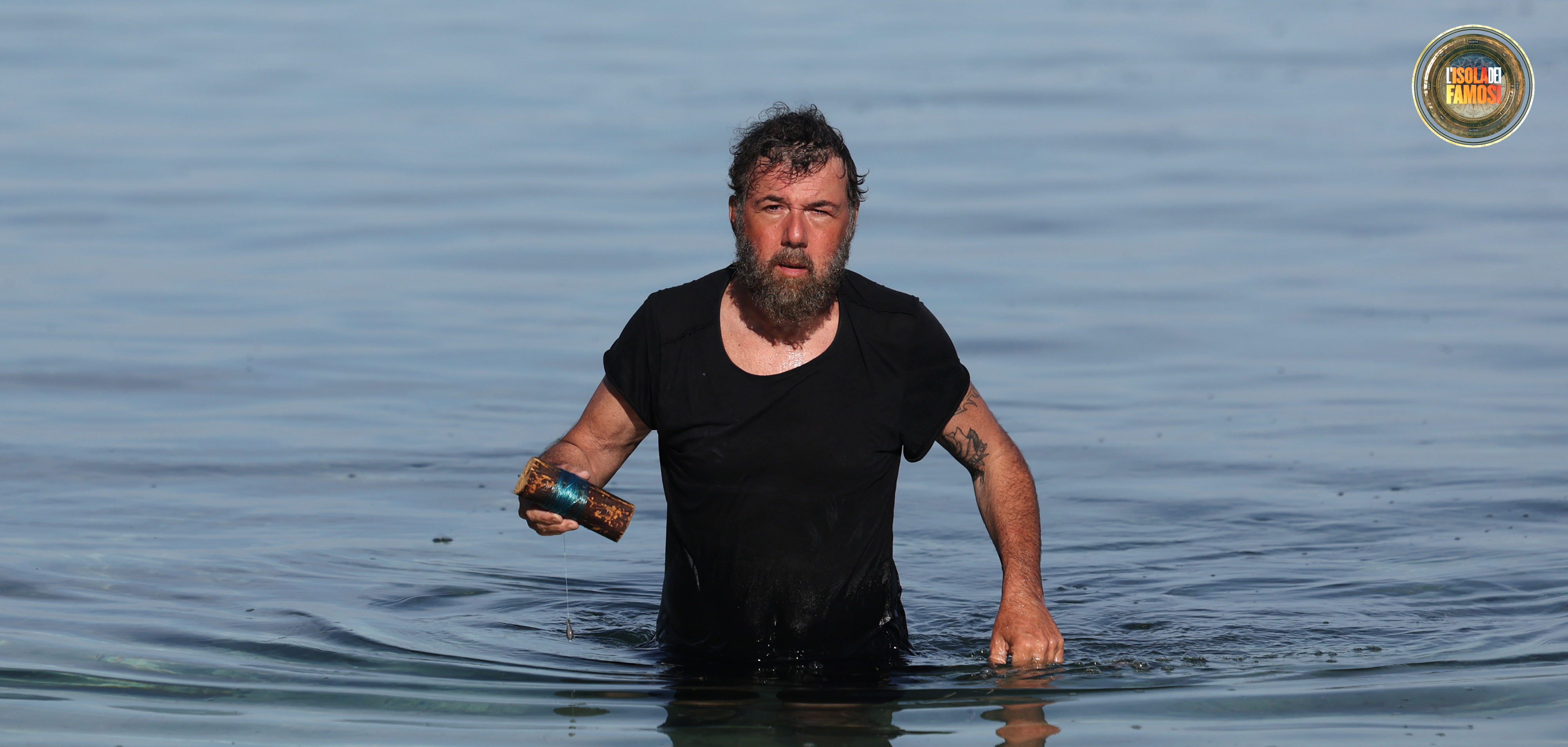Paolo, dopo gli insegnamenti del pescatore mandato dallo Spirito dell’Isola, ormai è sempre alla pesca.