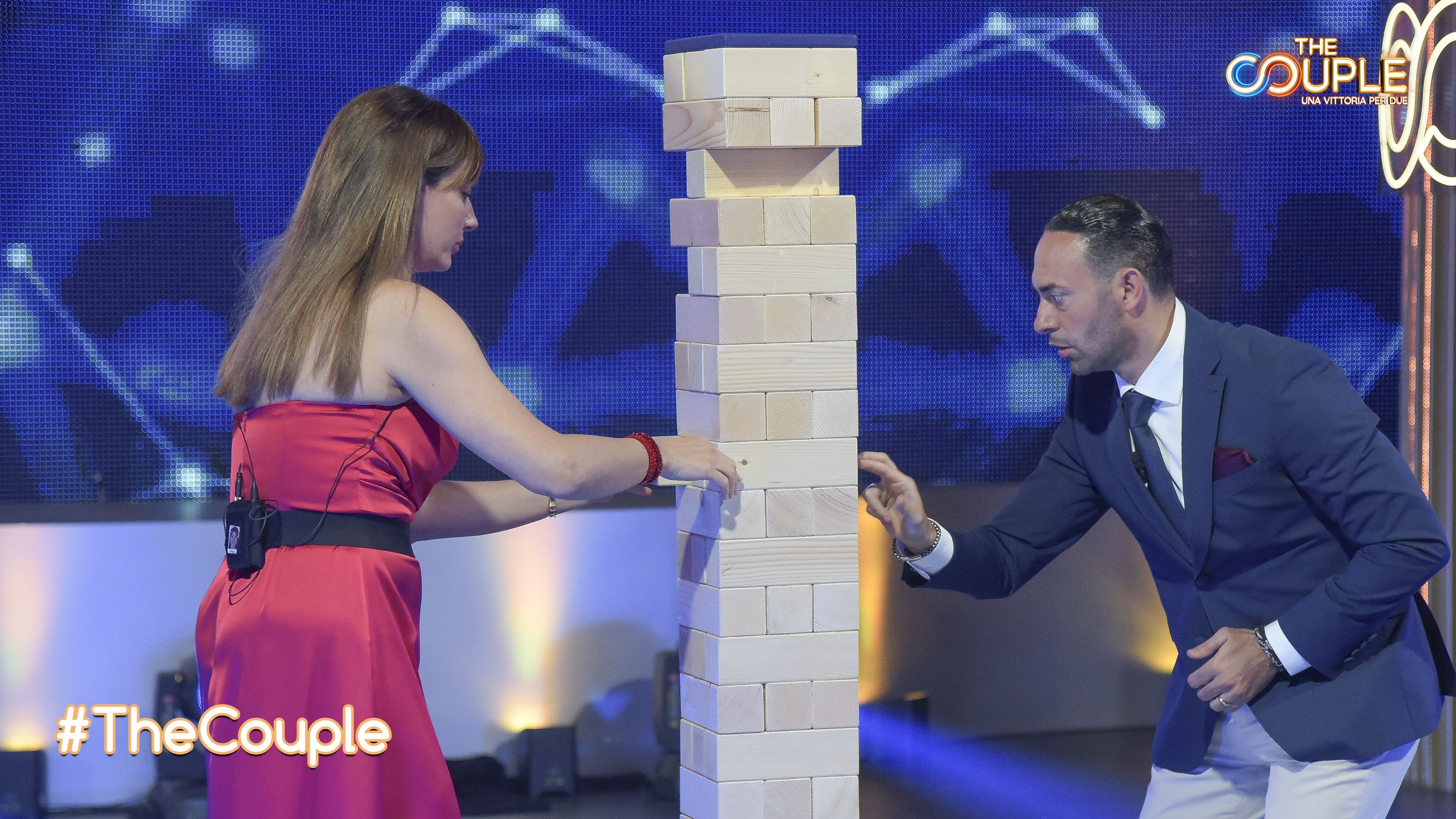 Manila Nazzaro e Stefano Oradei alle prese con una torre traballante