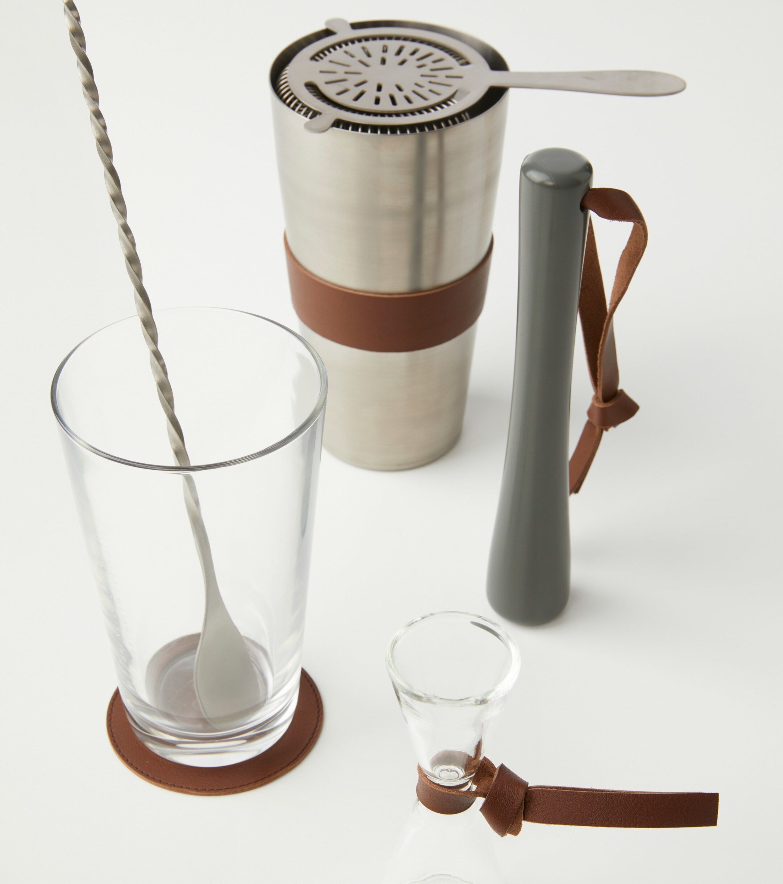 Set cocktail raffinato in titanio e vetro, con strumenti di alta qualità e design esclusivo di Brunello Cucinelli – Courtesy Press Office