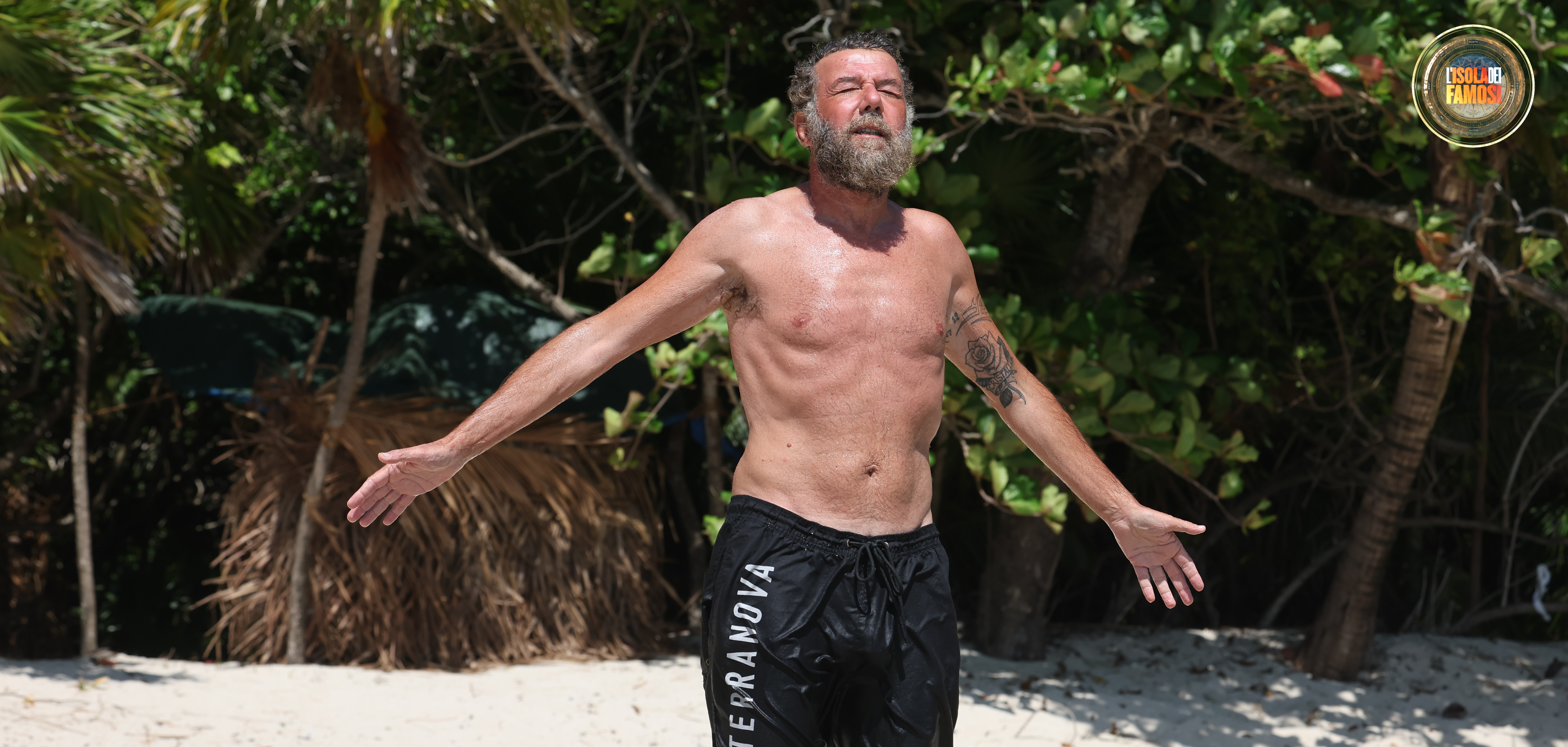 “In fuga verso il sole”, Paolo raccoglie energia e si abbronza sulla spiaggia.