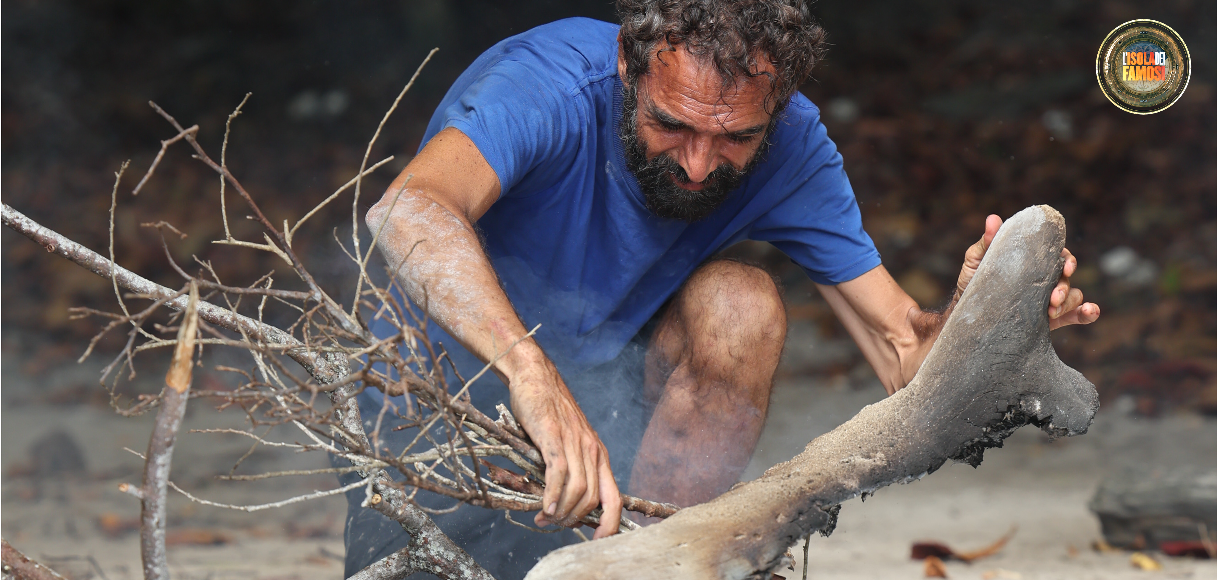 Su Ultima Spiaggia, Dino alimenta il fuoco.