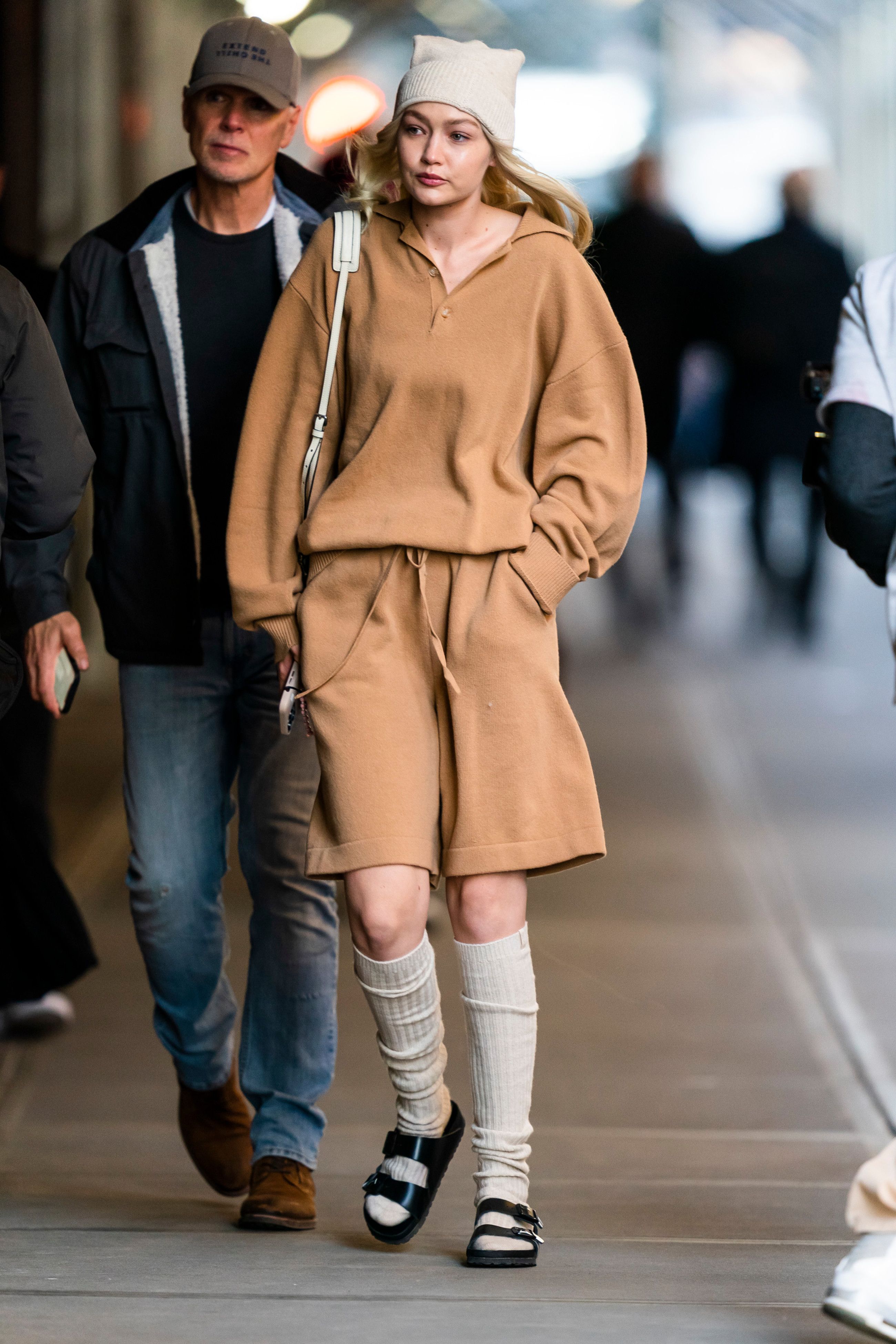 La modella Gigi Hadid tra le strade di New York City
Credit: Getty Images