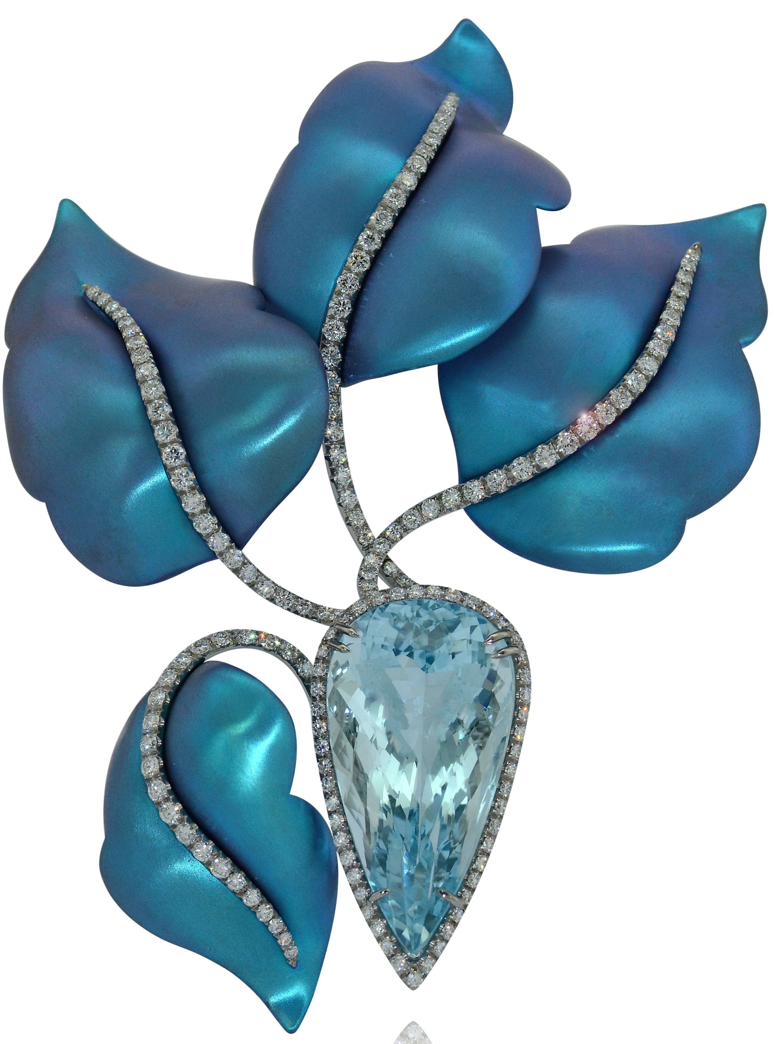 Spilla e pendente ‘Flos’. Titanio, oro bianco, diamanti e acquamarina brasiliana. Margerita Burgener, Valenza - © Giulia Bellezza