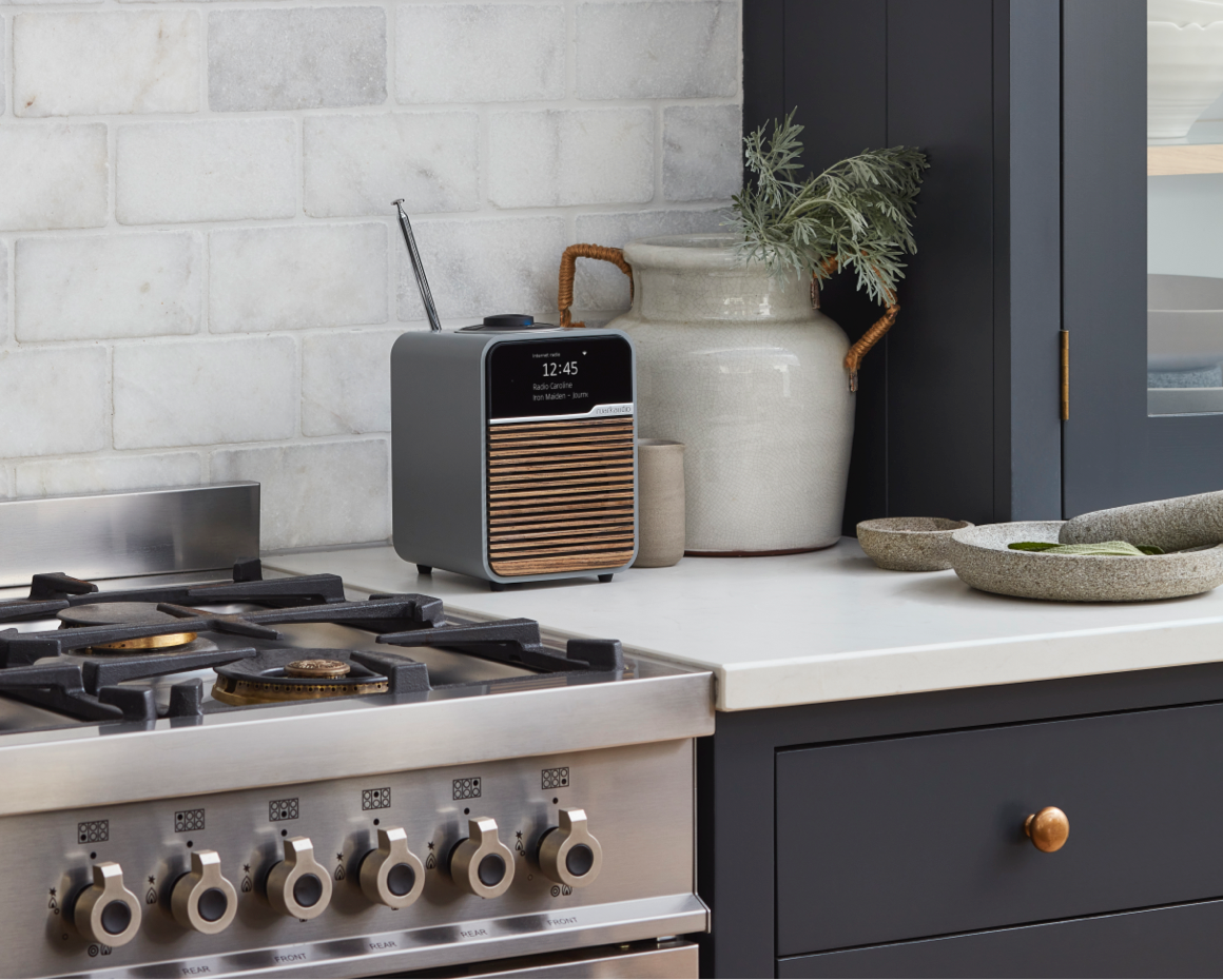 Il modello R1S Smart Radio laccato grigio medio con griglia in noce; Ruark
Credits: www.ruarkaudio.com