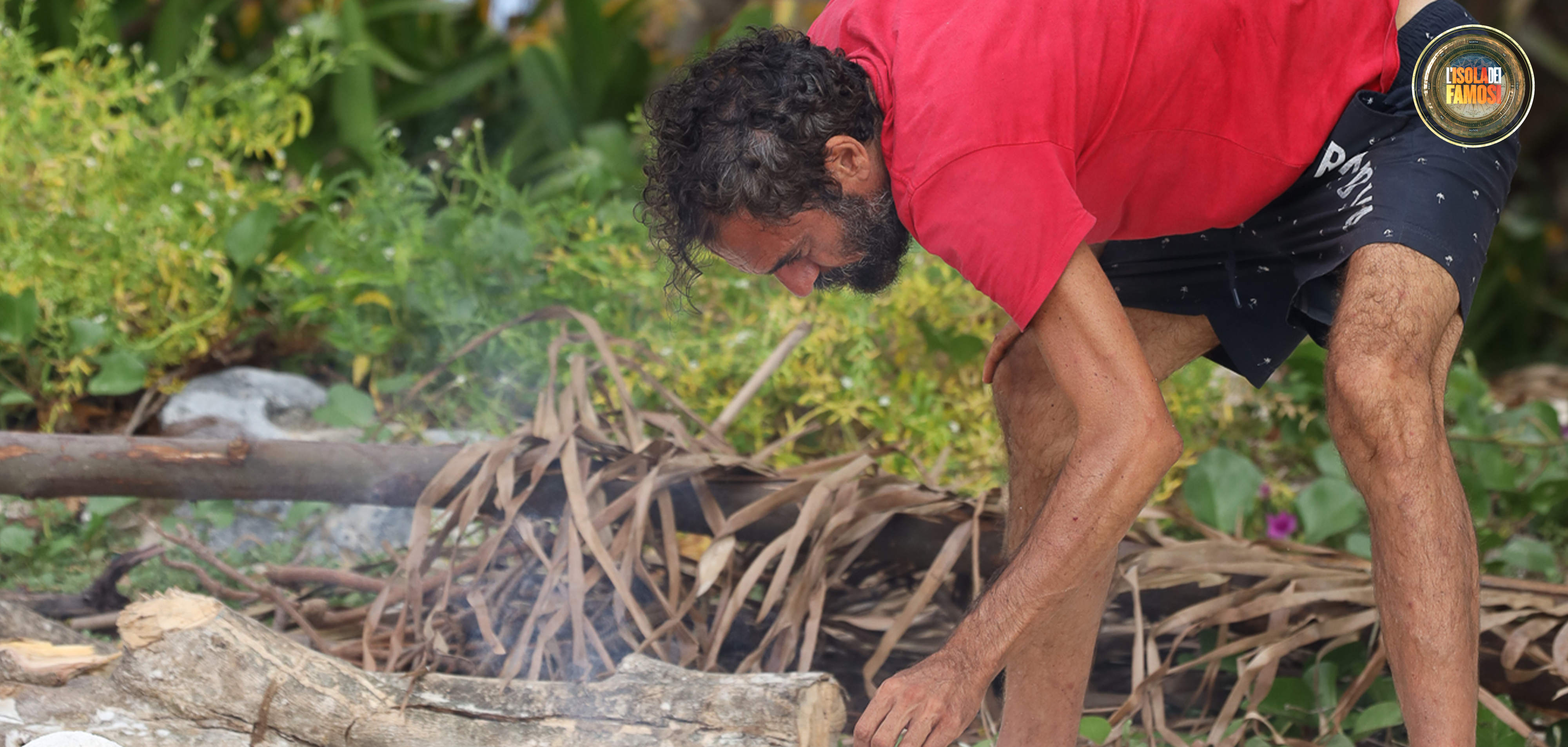 Su Playa Paloma, Dino si occupa di controllare il fuoco.