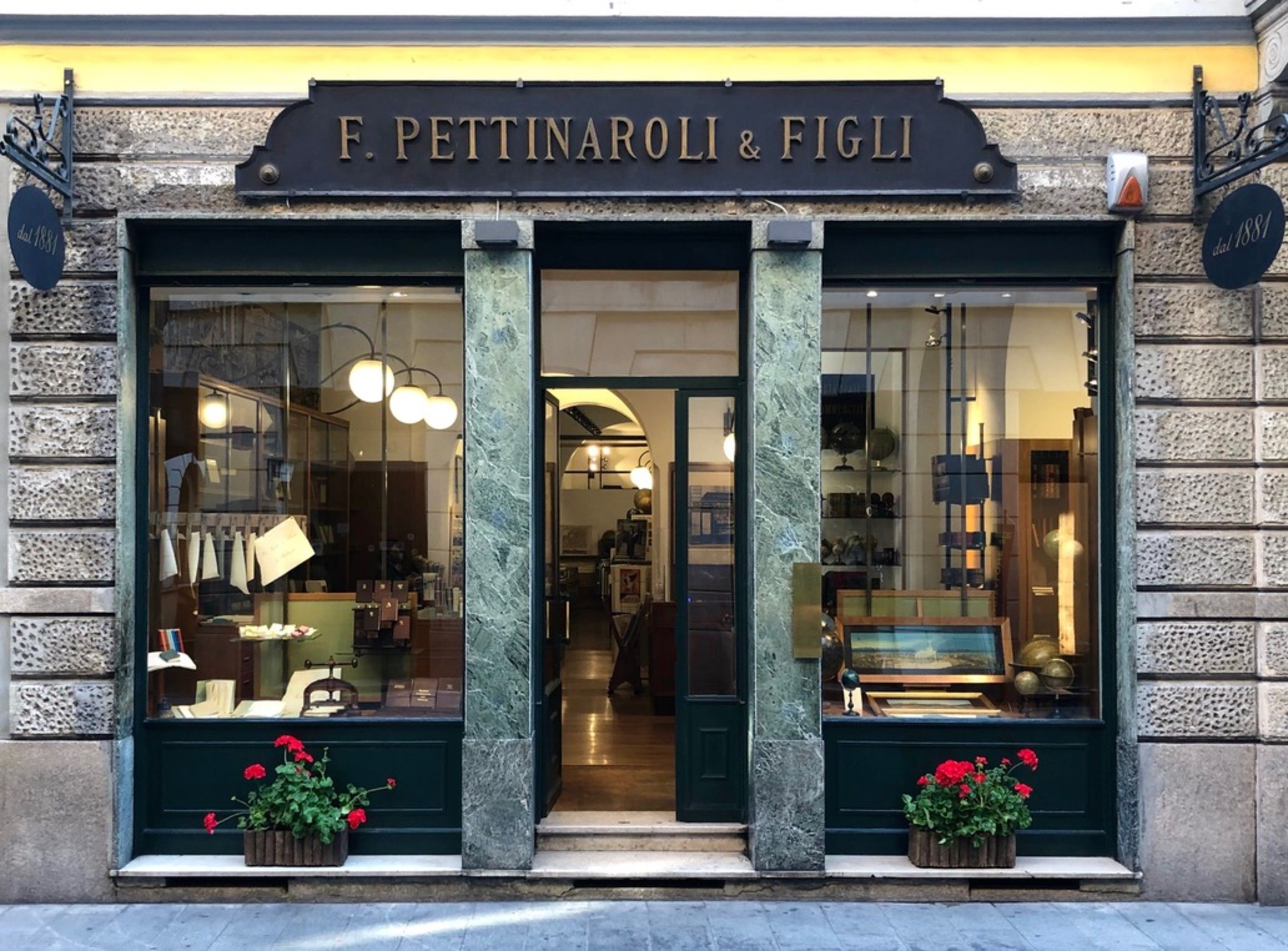 Pettinaroli; facciata negozio attuale Via Brera 4 a Milano - Credits: Pettinaroli