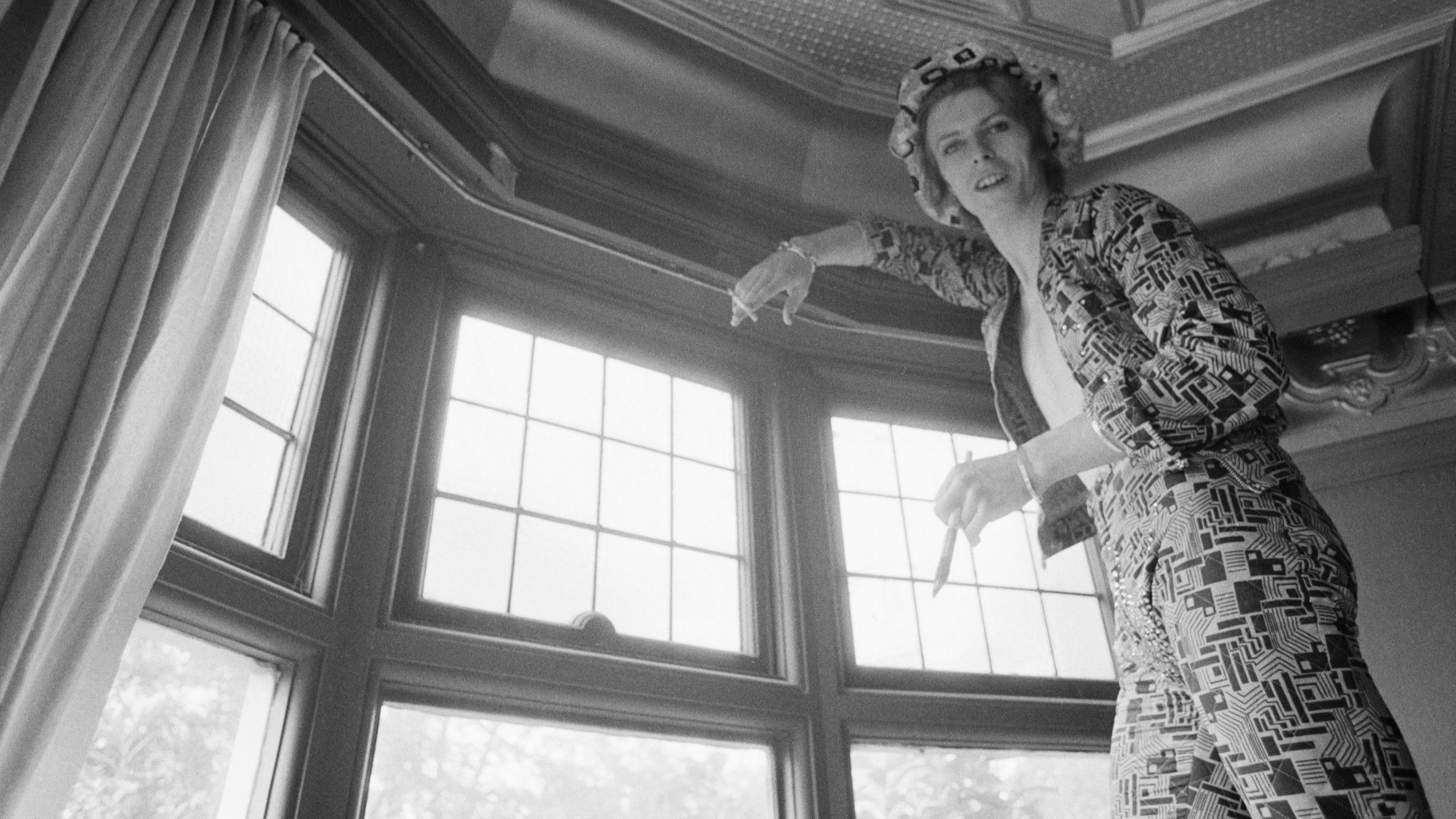 David Bowie dipinge di argento la cornice del suo appartamento al piano terra a Haddon Hall nel 1972 
Credits: Getty Images