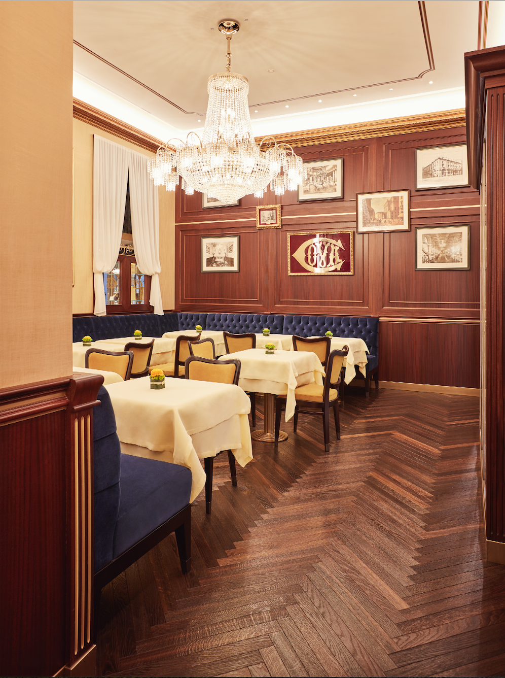 Da Cova la boiserie in legno scuro e l'arredamento elegante creano un'atmosfera raffinata e d'altri tempi
Credits: Press Office