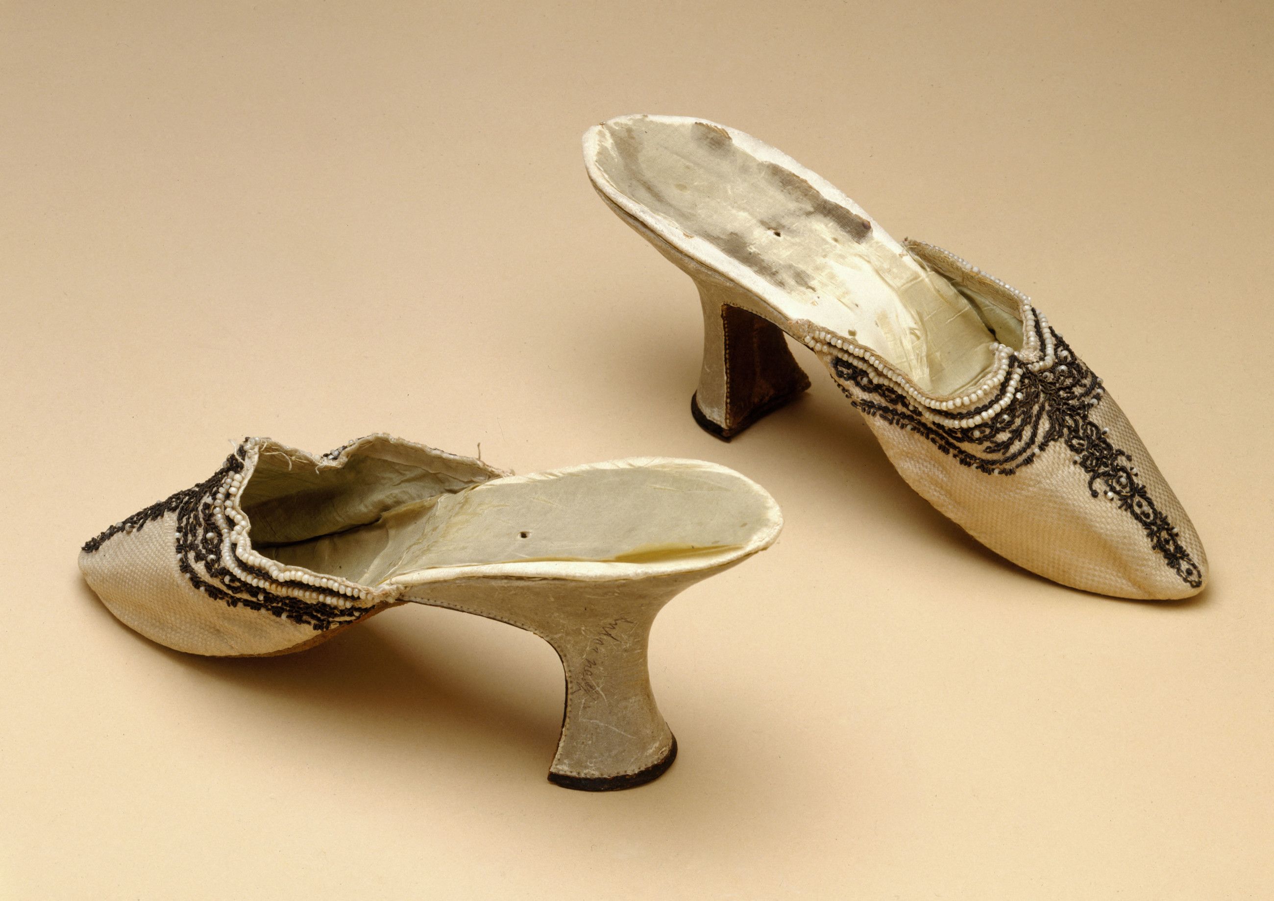 Ciabattine in seta con perline della Regina
Credits: CC0 Paris Musées / Musée Carnavalet - Histoire de Paris