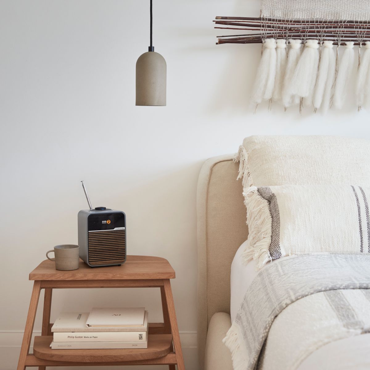 Il modello R1S Smart Radio laccato grigio medio con griglia in noce; Ruark
Credits: www.ruarkaudio.com