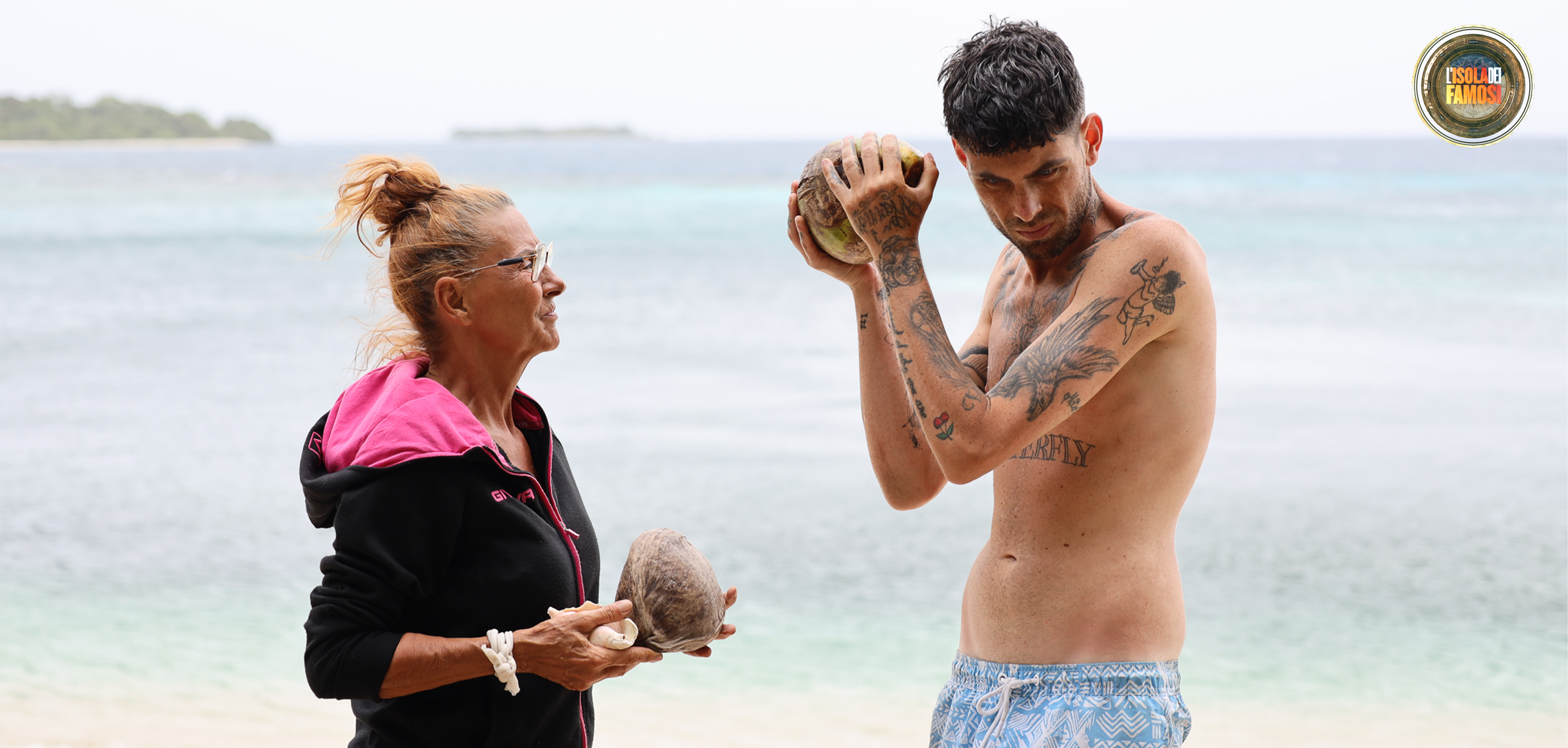 Patrizia e Jey “tastano” i cocchi per trovare il più maturo.