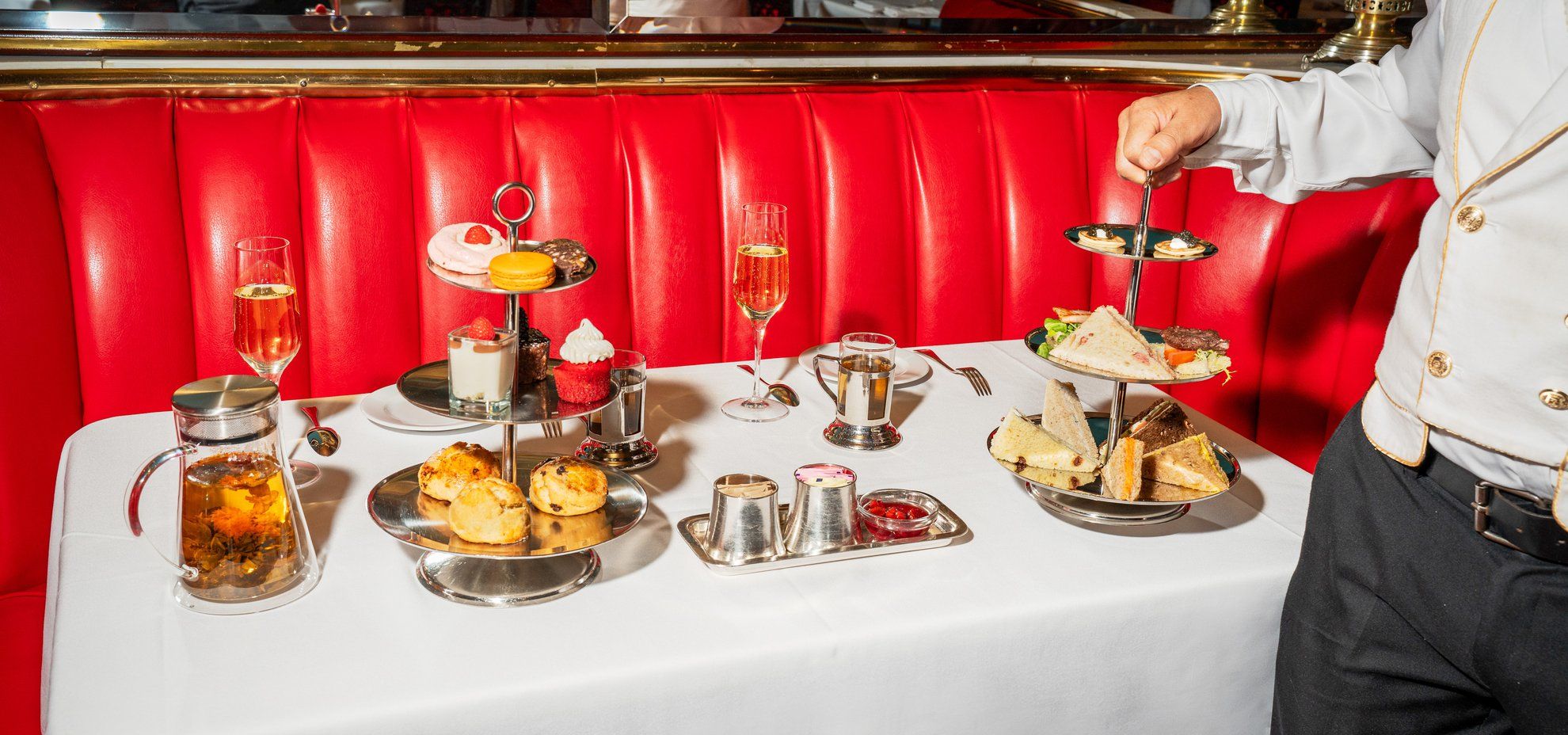 Un tavolo elegantemente apparecchiato nella Russian Tea Room, per degustare tè ricercati e creazioni culinare dolci o salate
Credits: www.russiantearoomnyc.com