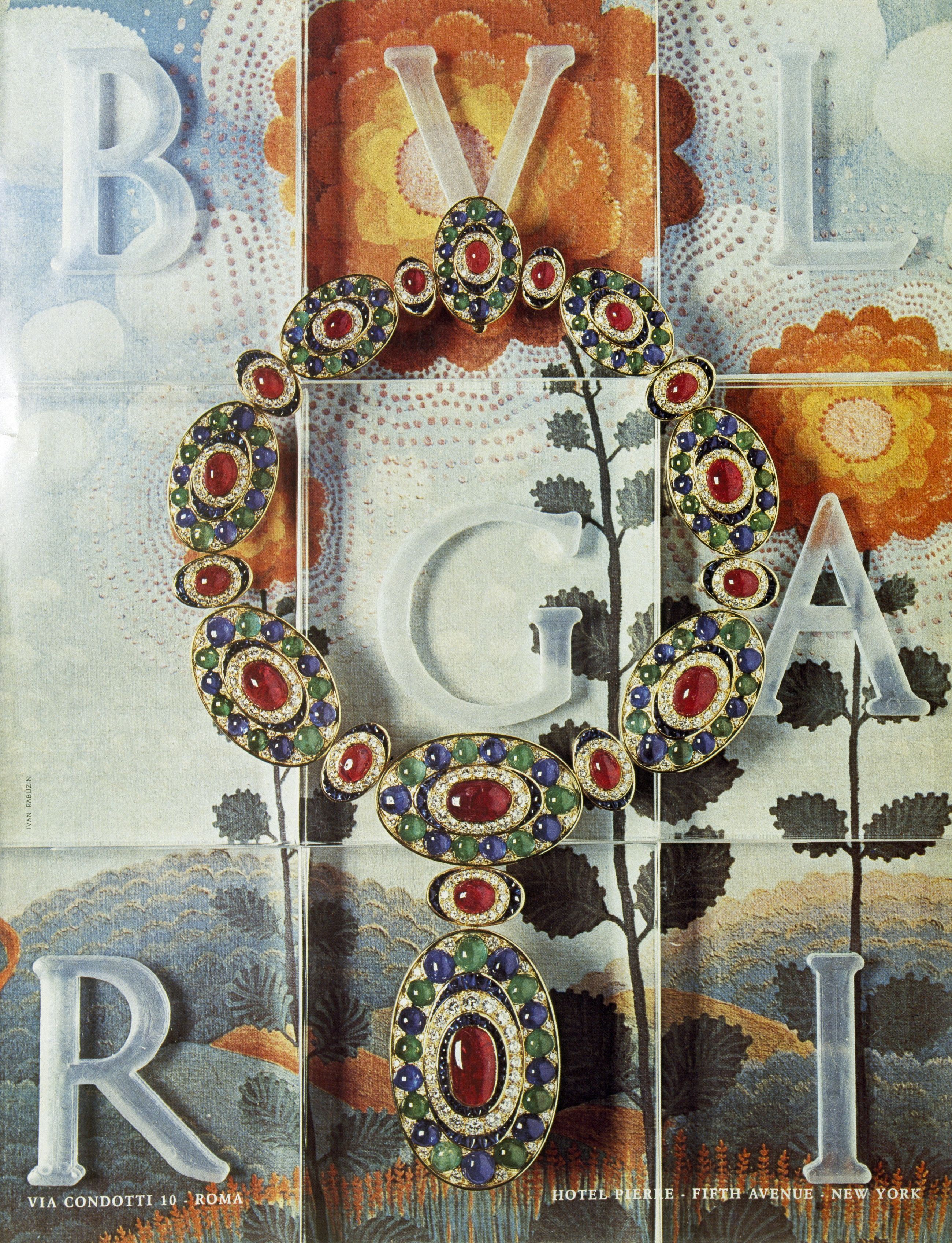 Campagna pubblicitaria: Bvlgari Inscriptions su vari sfondi, 1970-1978, Gaio Bacci – Roma (inclusa una collana in oro giallo con rubini, zaffiri, smeraldi e diamanti, ca. 1972) – Archivi Storici Bvlgari