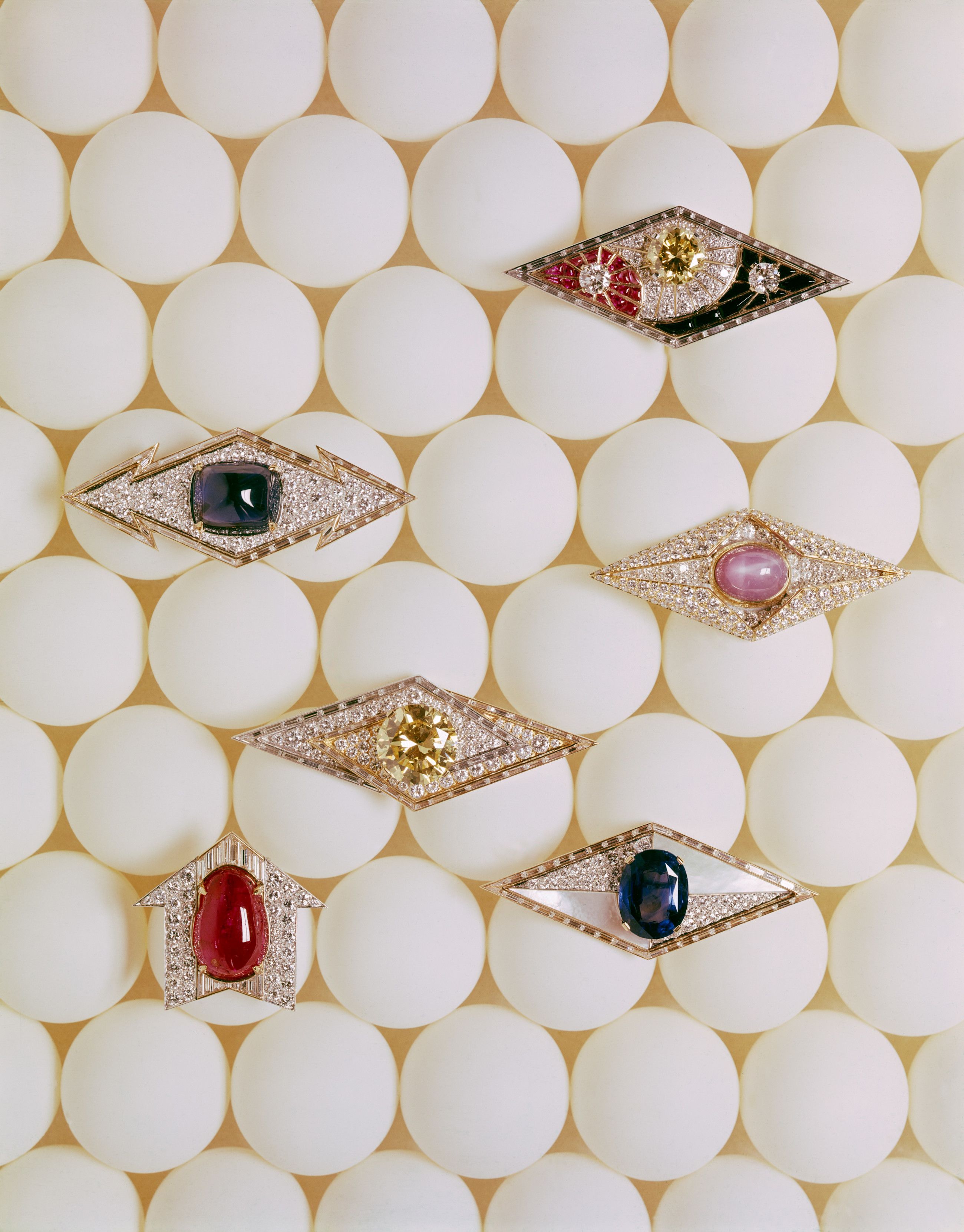 Campagna pubblicitaria: Sfondo con uova, 1970-1975, Gaio Bacci – Roma (incluse spille in oro con pietre colorate, ca. 1970) – Archivi Storici Bvlgari