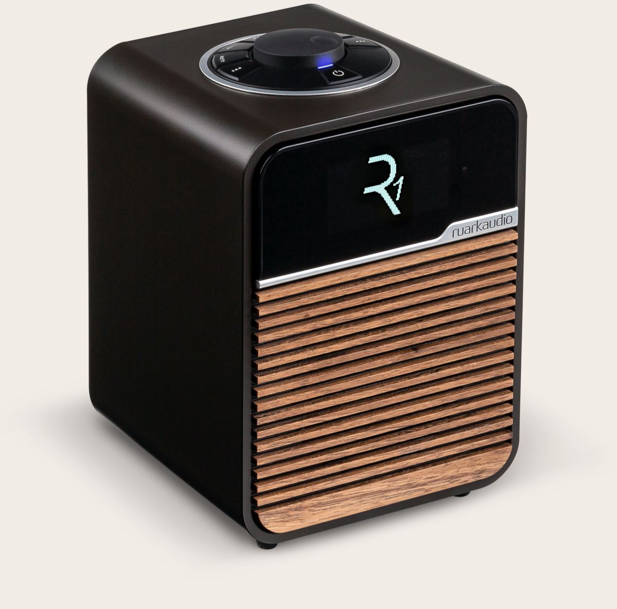 Il modello R1 Bluetooth Radio, dalla laccatura Espresso con griglia Noce; Ruark
Credits: www.ruarkaudio.com