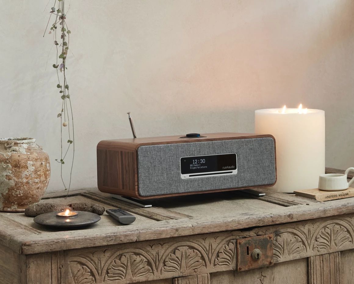 Il modello R3S Compact System, dall'impiallacciatura in noce pregiato con griglia in tessuto grigio piombo; Ruark
Credits: www.ruarkaudio.com