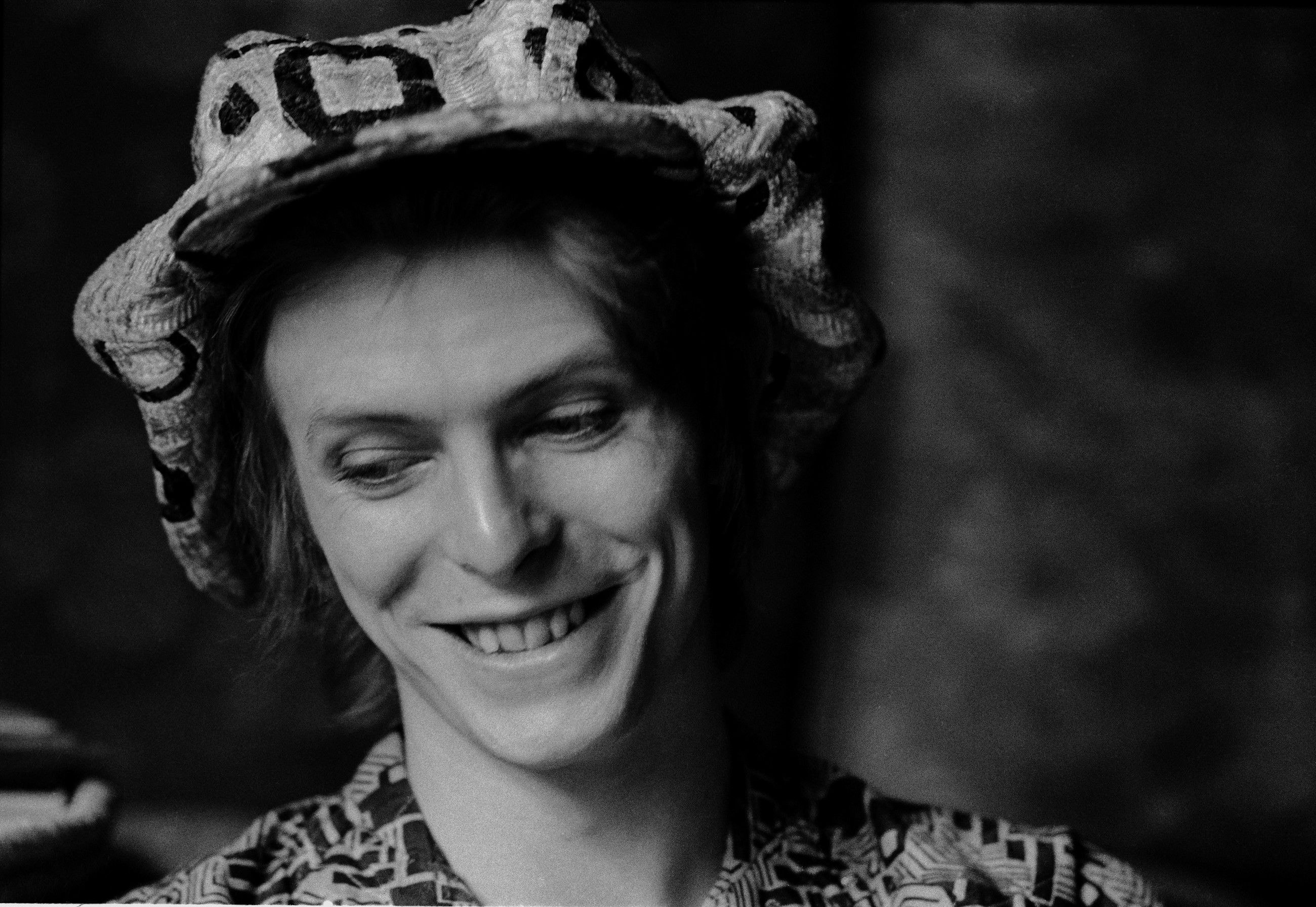 Il cantante David Bowie durante un’intervista nel suo appartamento a Haddon Hall nel 1972 
Credits: Getty Images