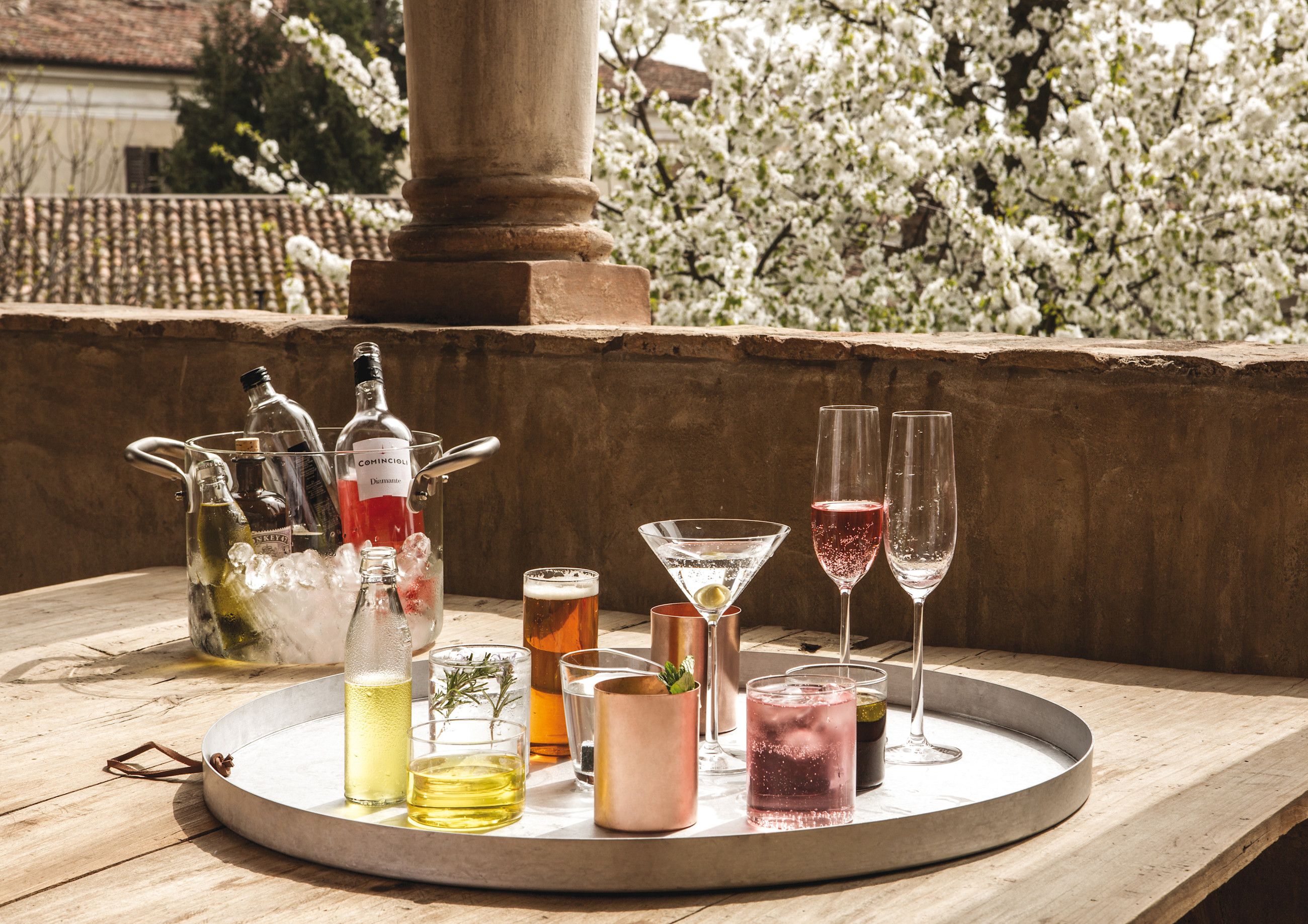 LIVE/LY di knIndustrie un vassoio bistrot leggero in alluminio con finiture sartoriali, ideale per servire cocktail all’aperto – Courtesy Press Office