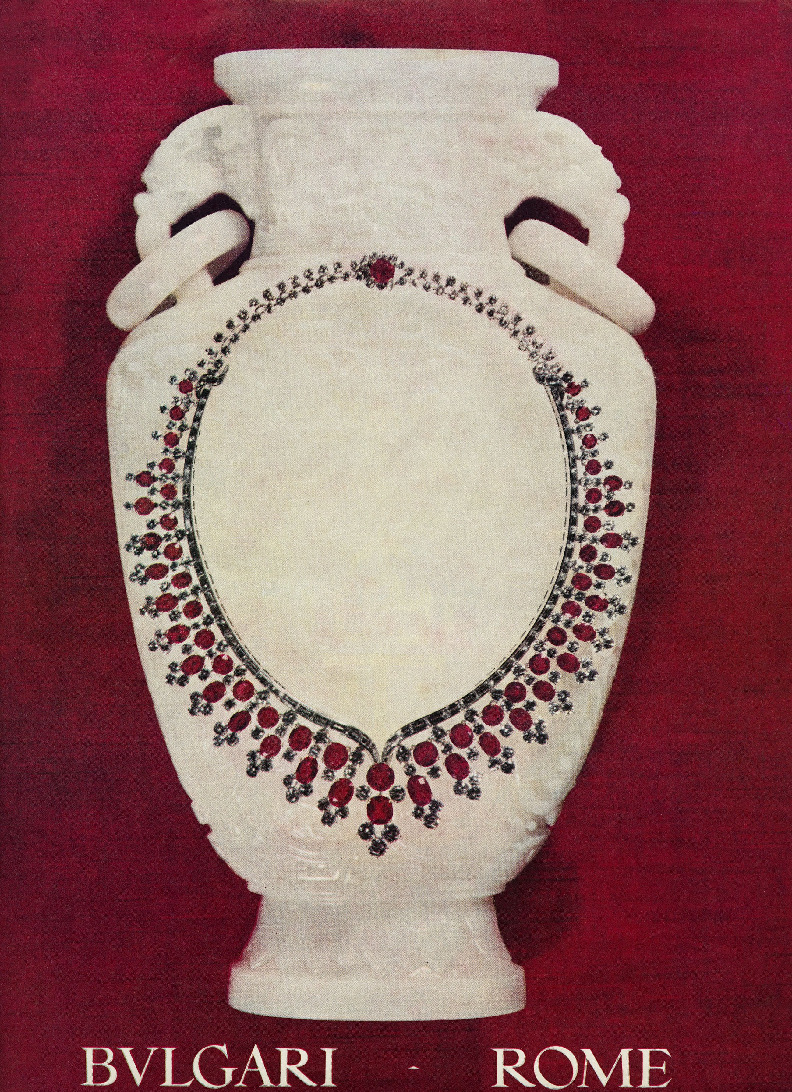 Collana con rubini e diamanti, ca. 1960. Campagna pubblicitaria: Sfondo in tessuto, 1960-1970, Gaio Bacci – Roma (inclusa) – Archivi Storici Bvlgari