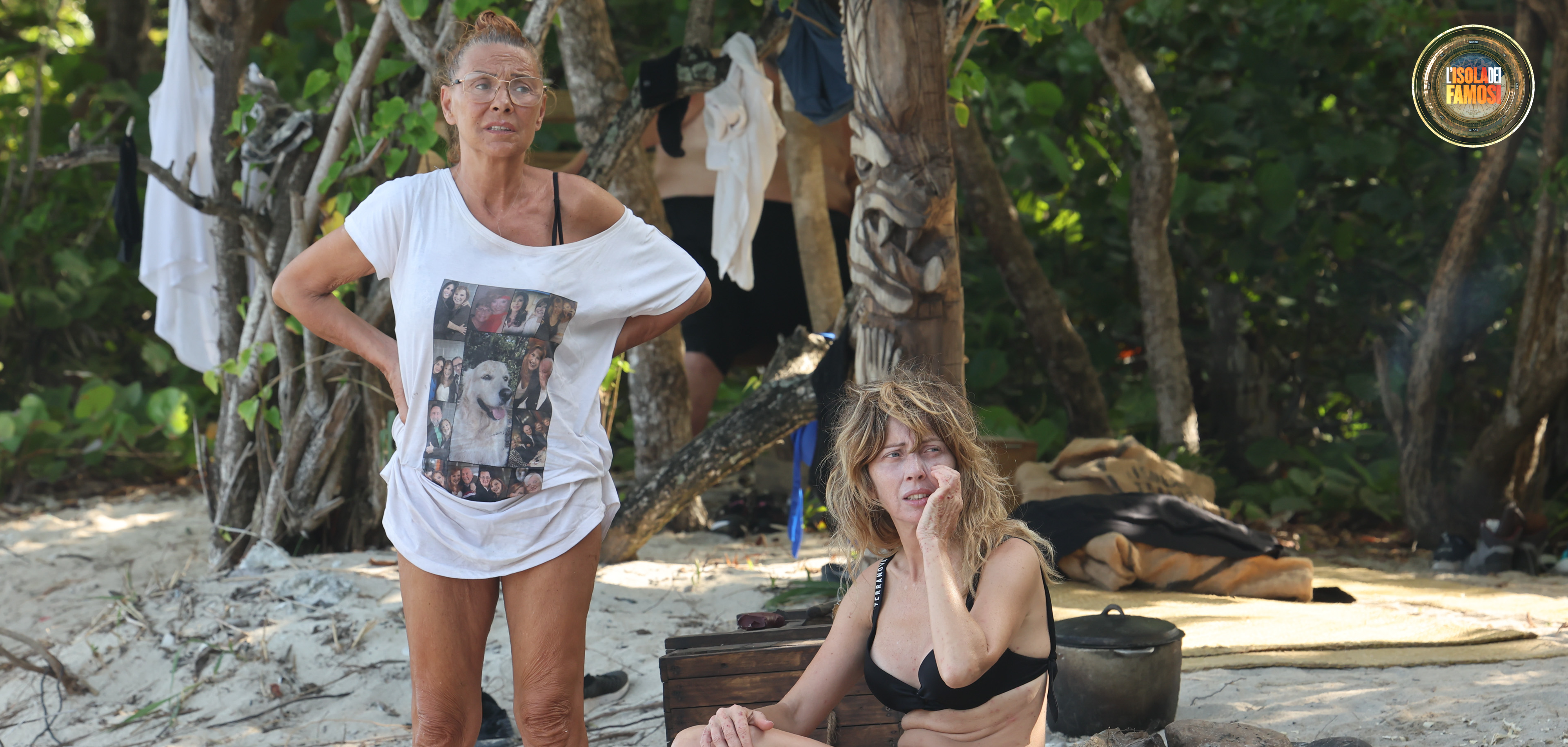Patrizia e Loredana curano il fuoco aspettando che i compagni tornino.