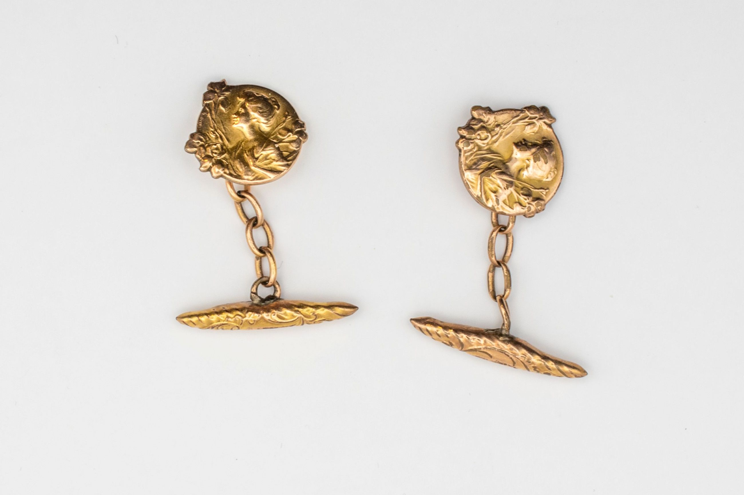 Gemelli che raffigurano un volto di donna. Metallo con laminatura in oro rosato. Francia, 1900 circa - Collezione privata Riva, Bergamo