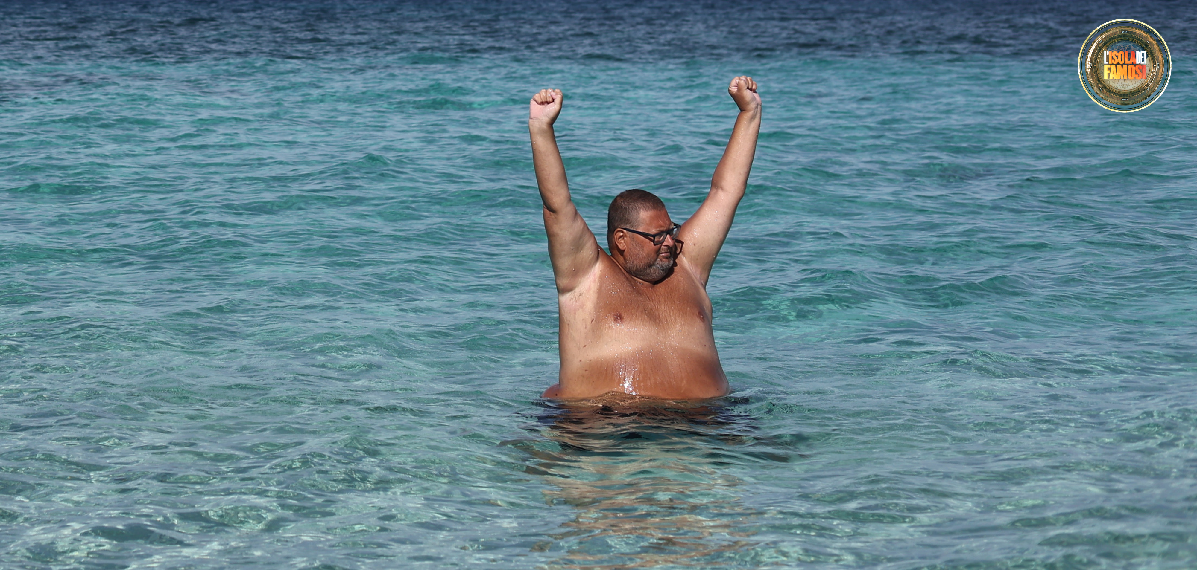 Mario fa il suo stretching mattutino nell’acqua cristallina di Cayo Paloma.