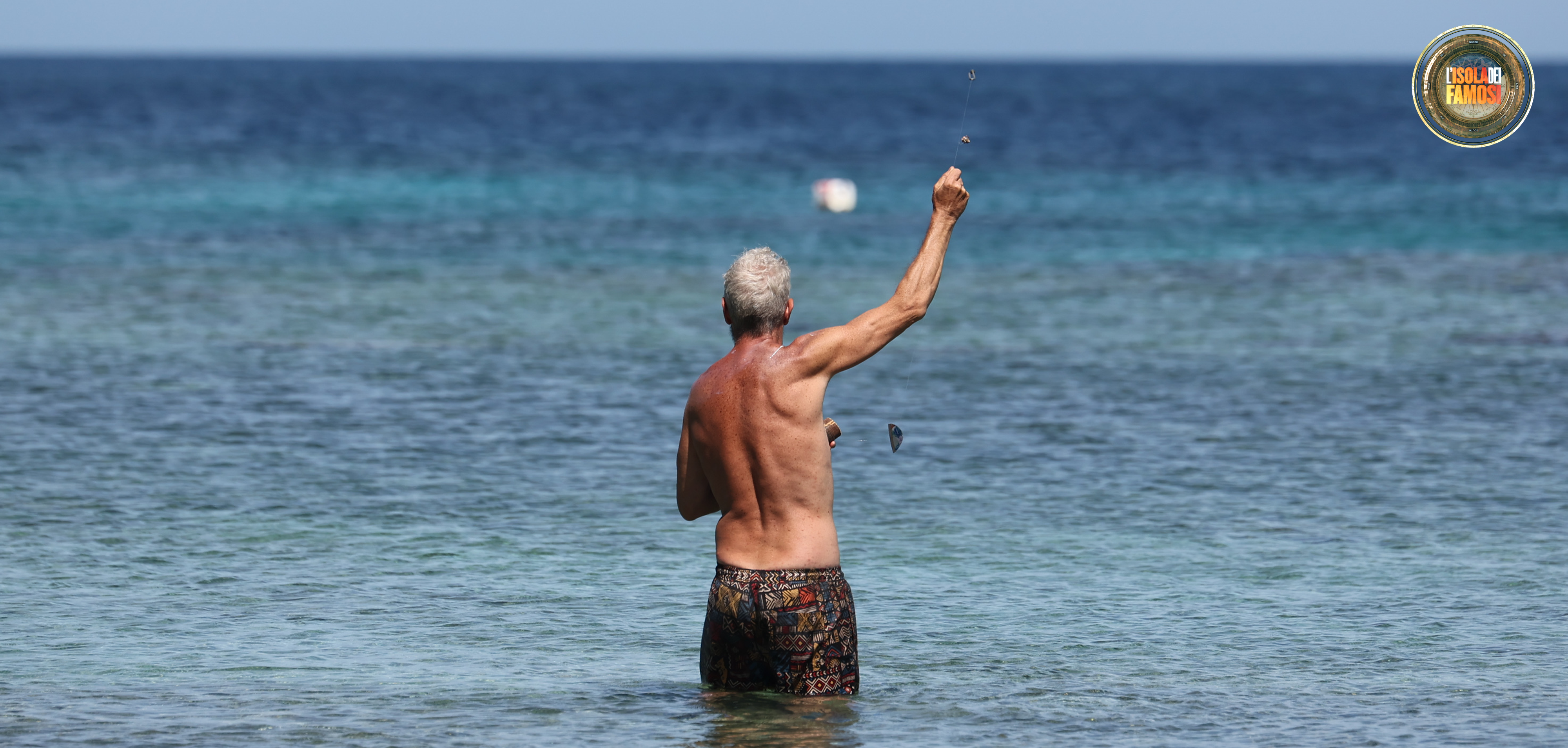 Di buon mattino, Omar cerca di catturare un pesce per i compagni.