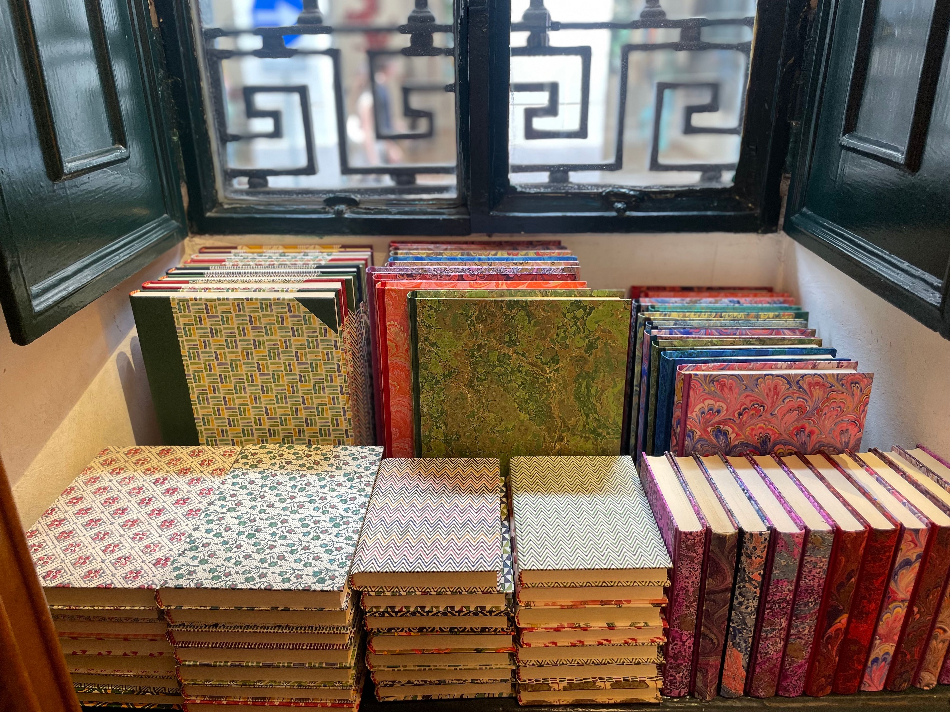 Quaderni con copertina rigida con diverse fantasie - Credits: Pettinaroli