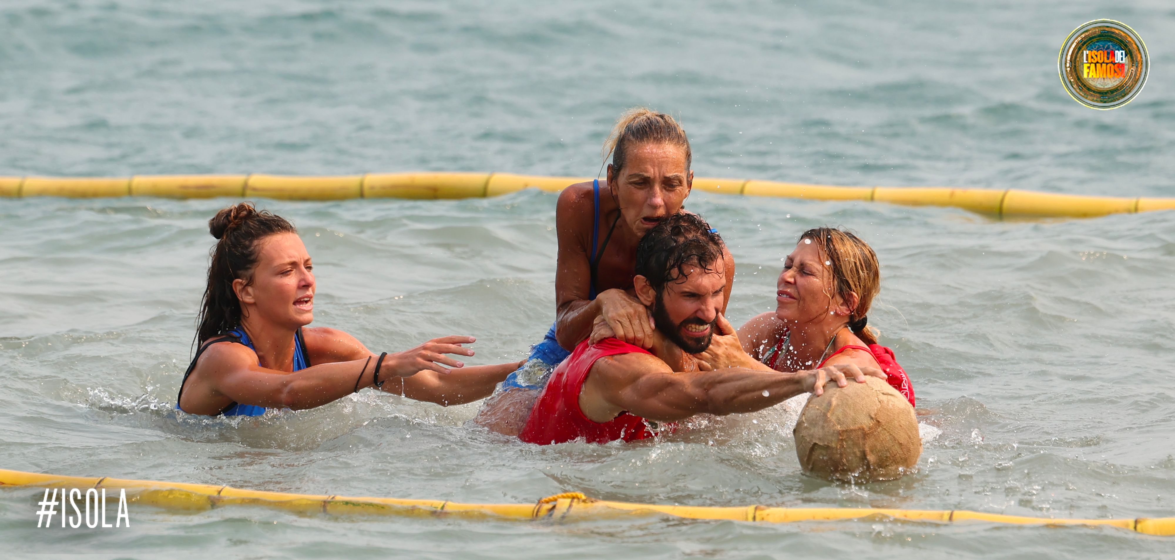Valentina cerca di placcare Artur.