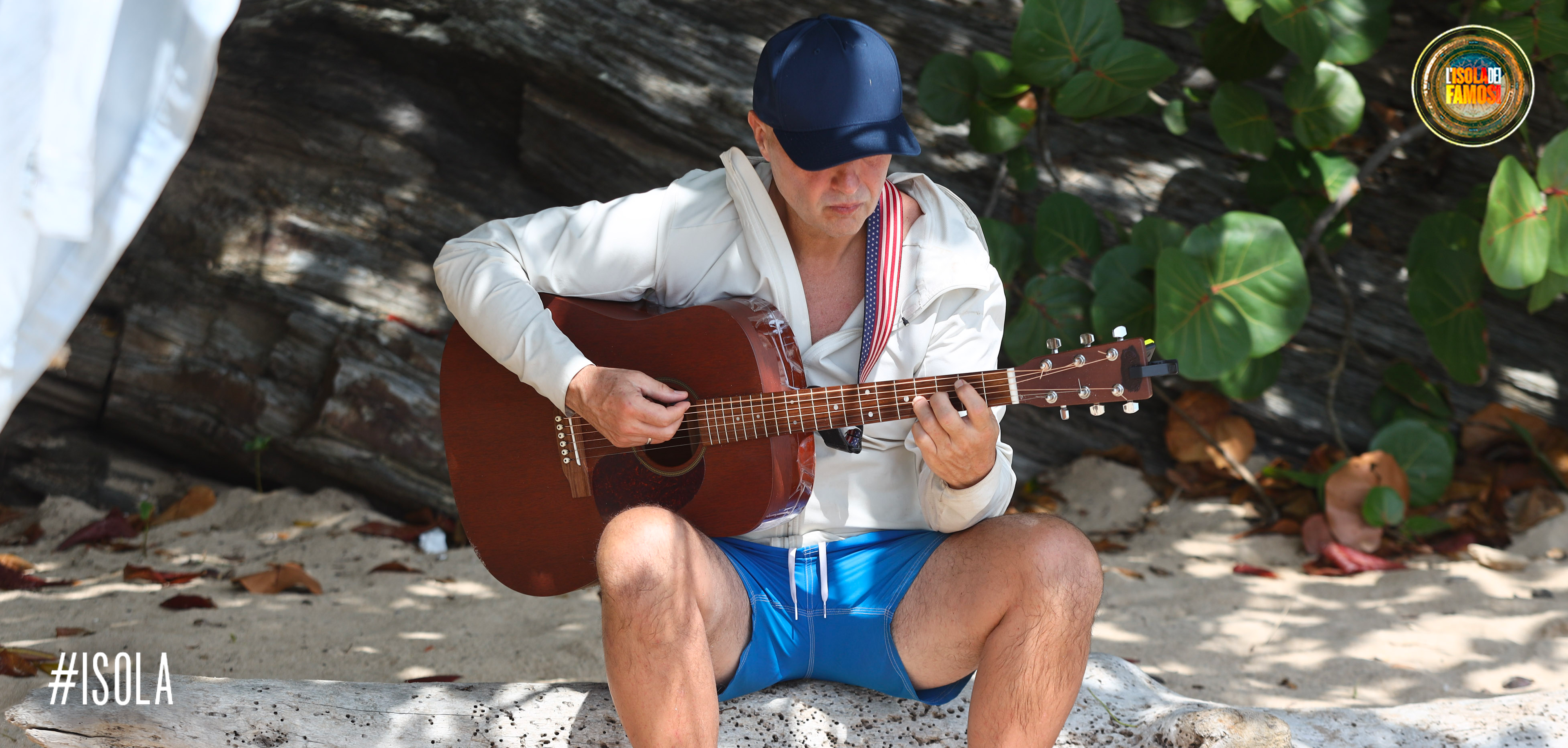 Joe Bastianich e la sua chitarra non mancano mai.