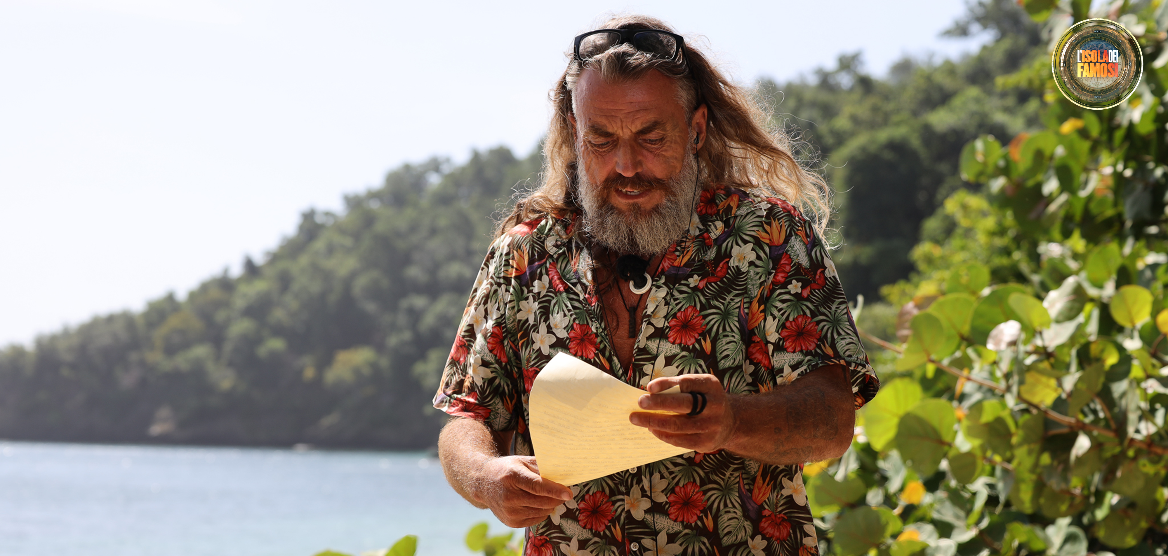 Mirko riceve una lettera dalla sua famiglia e decide di non leggerla ad alta voce, ma lascia trasparire una grande emozione.