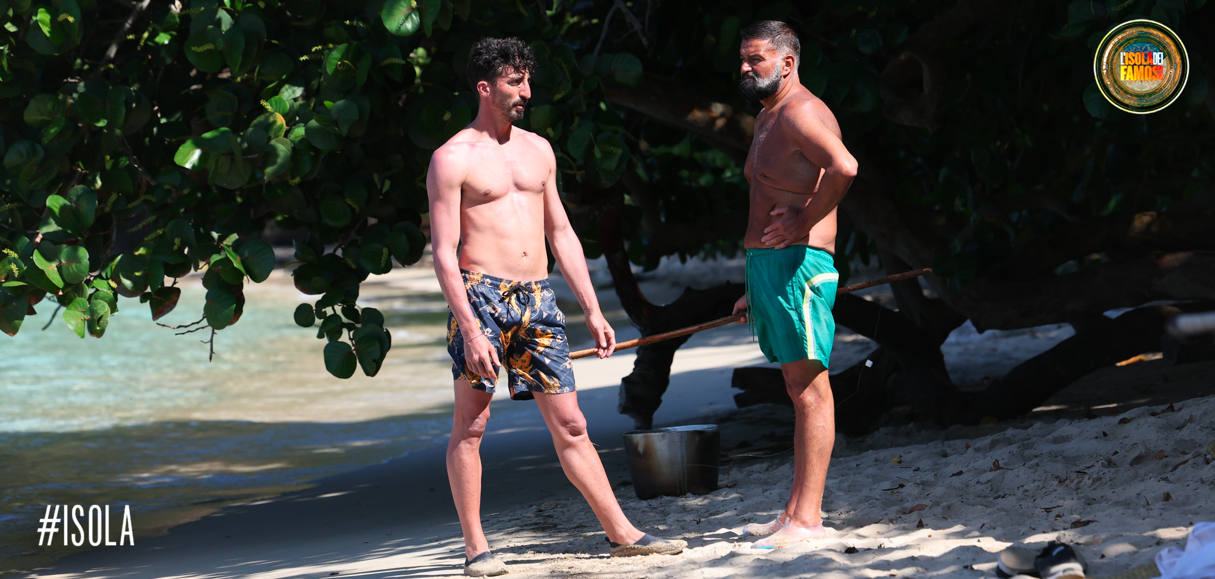 Peppe e Samuel in riva al mare.