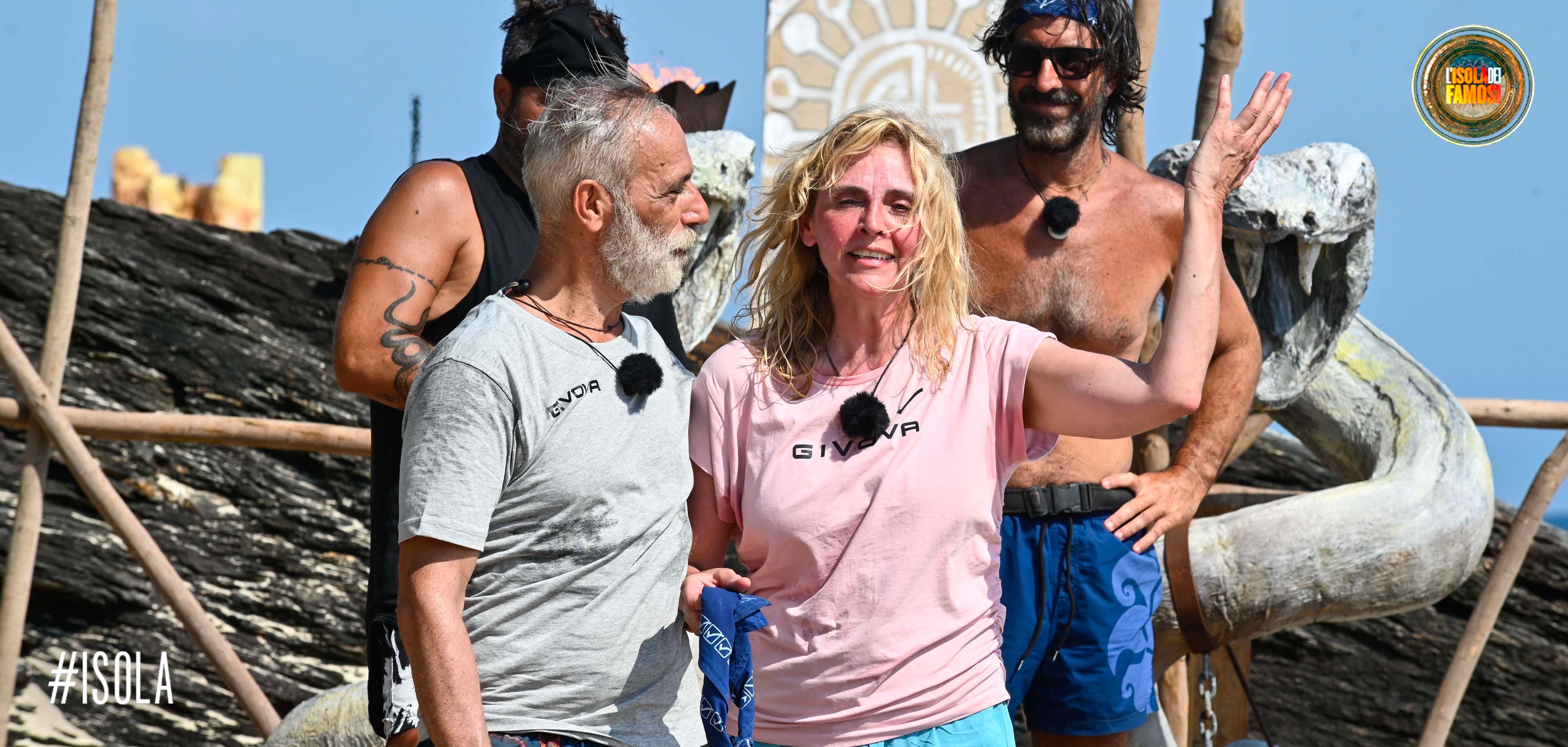 Alessandra e Fabio portano al collo un tipico ciondolo Honduregno