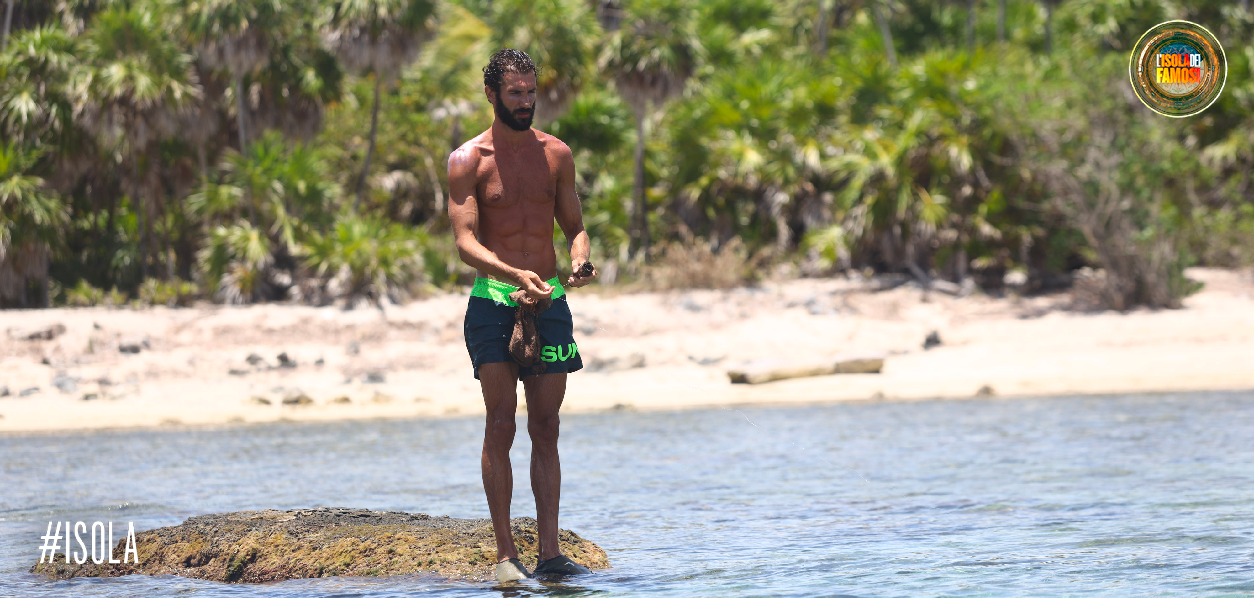Artur concentrato nella pesca.