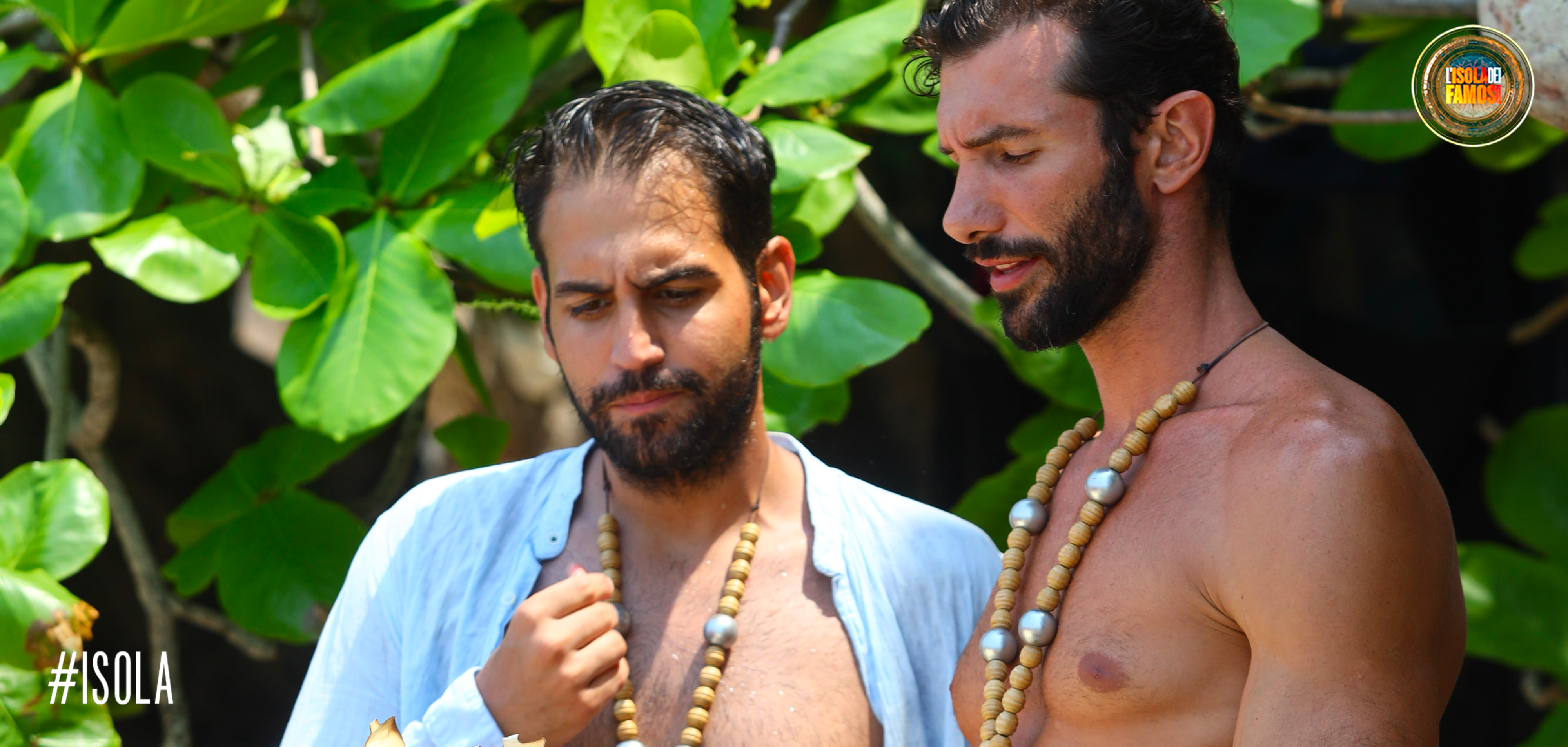 I leader, Aras e Artur, annunciano la comunicazione dello Spirito dell'Isola ai compagni...