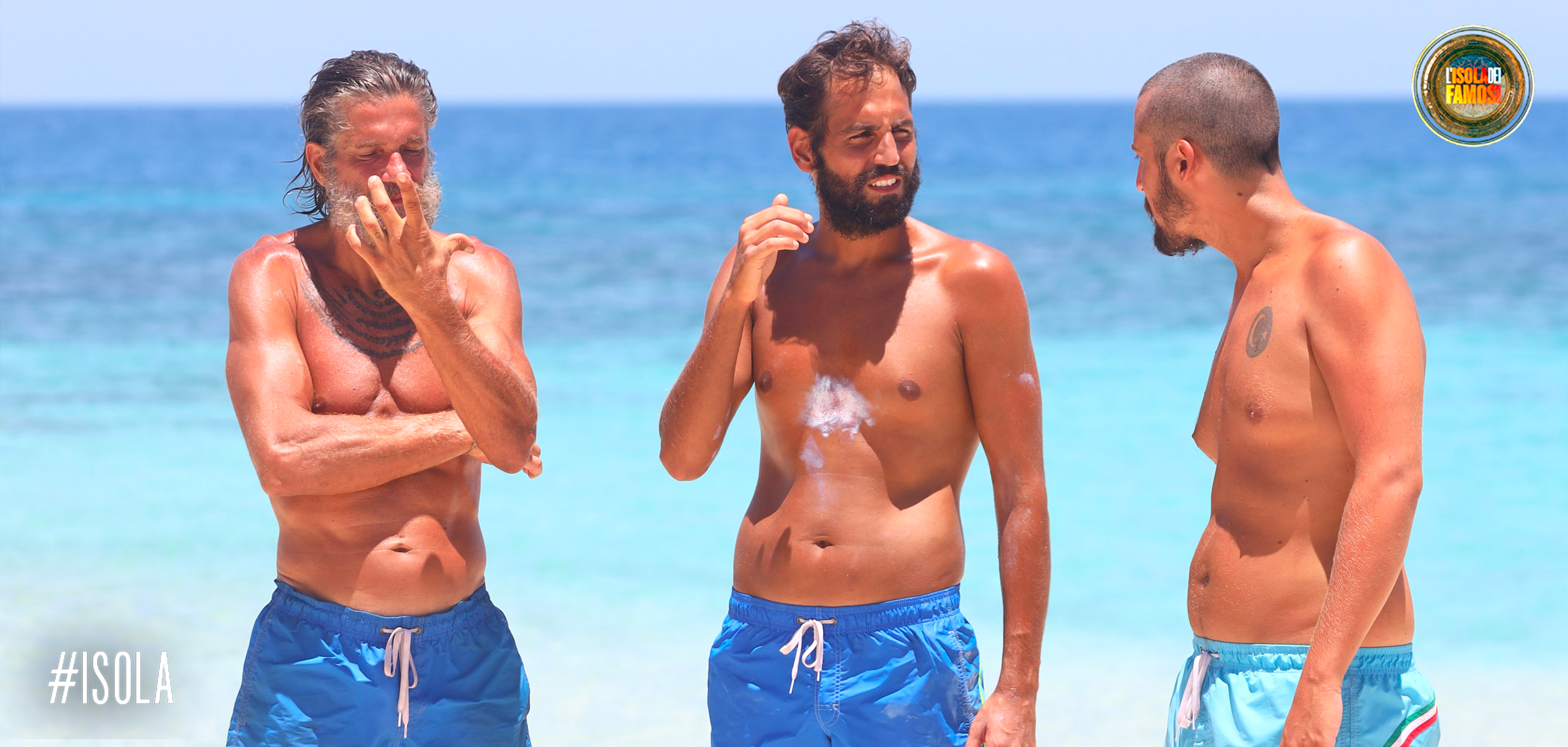 Stoppa, Aras ed Edoardo chiacchierano in riva al mare.