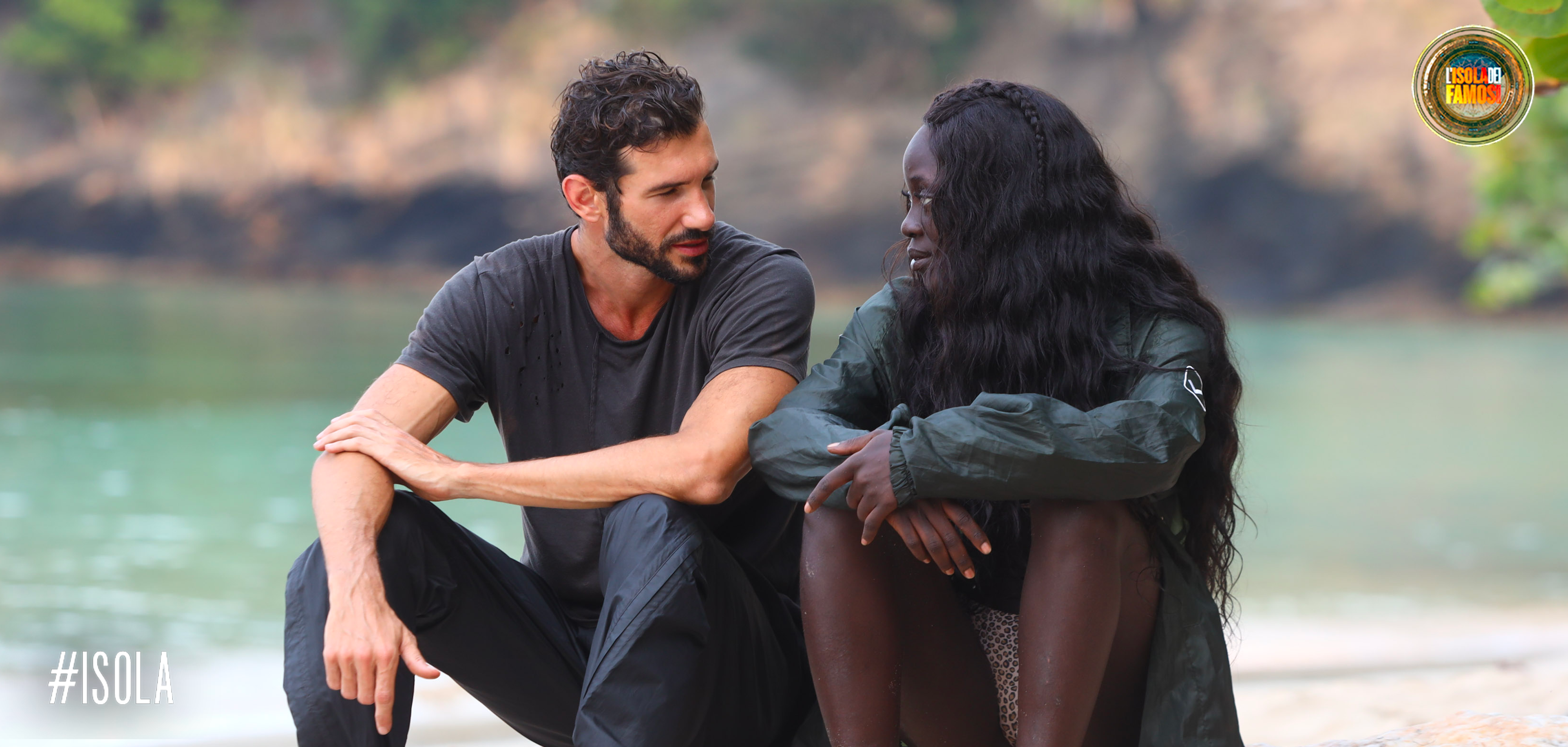 Artur e Khady mentre chicchierano in riva al mare.