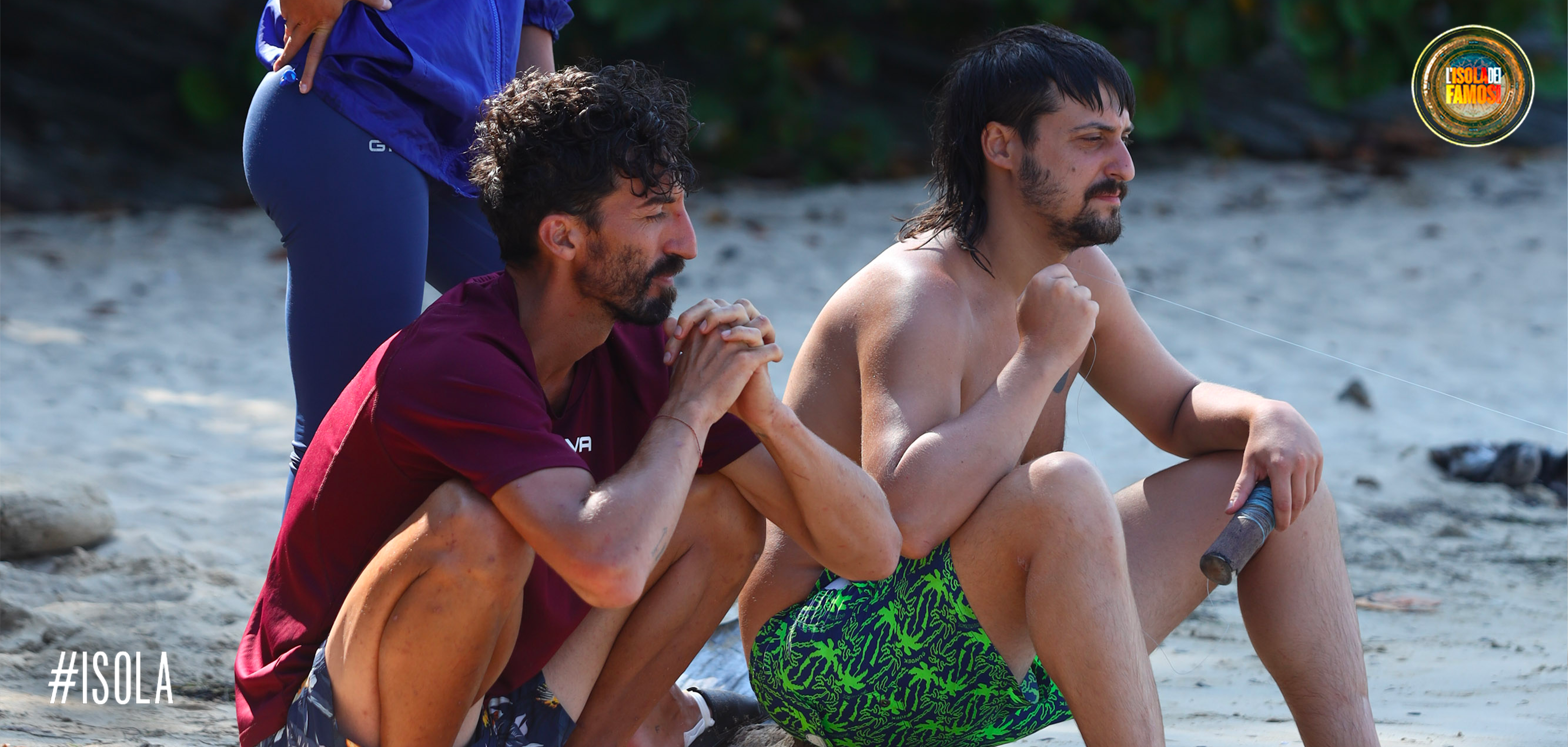 Samuel ed Edoardo Franco, seduti in riva al mare, attendono che qualche pesce abbocchi.