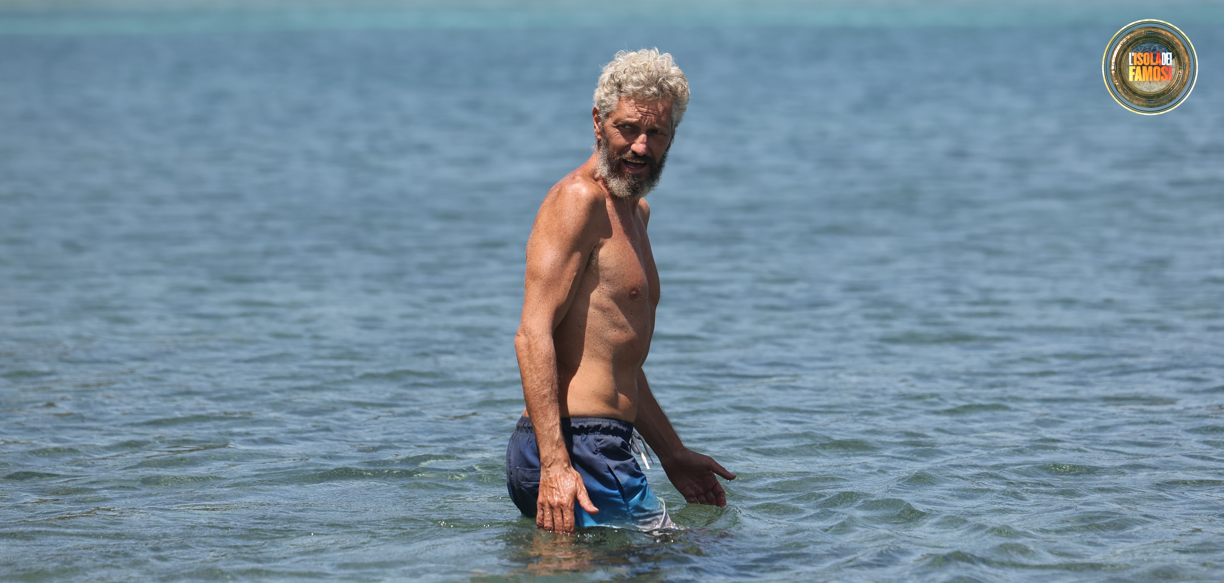 Omar si concede una passeggiata in mare.