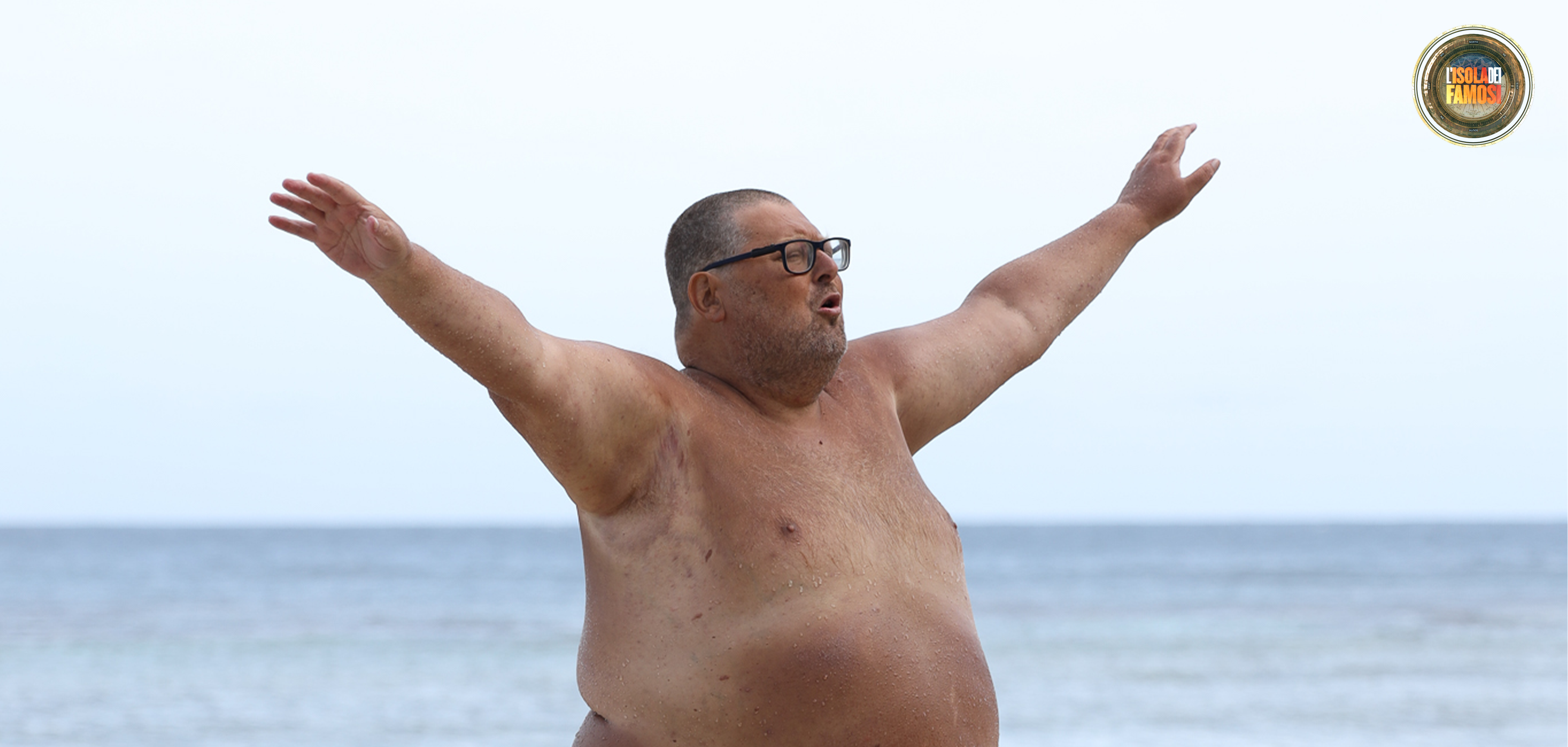 Mario fa il suo stretching mattutino in riva al mare.