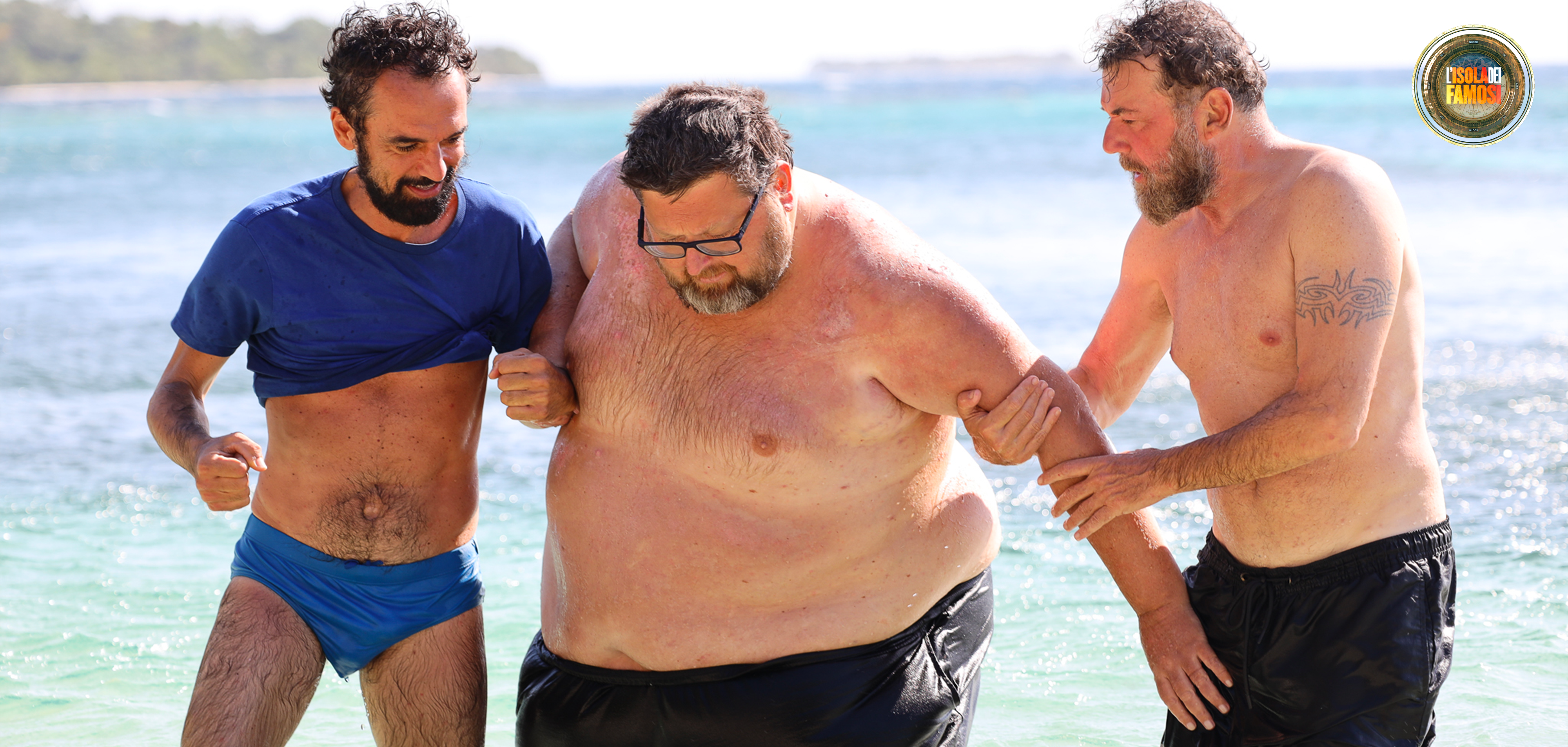 Dino e Paolo aiutano Mario a raggiungere la riva.