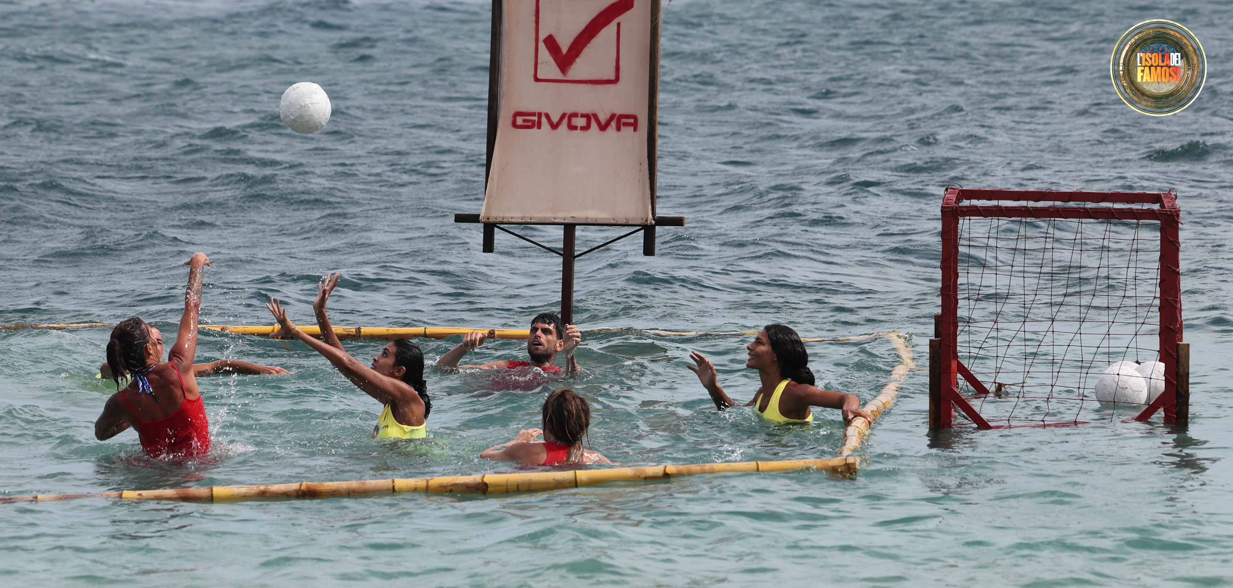 Ultima Spiaggia e Playa Dos si sfidano alla Pelota Honduregna.